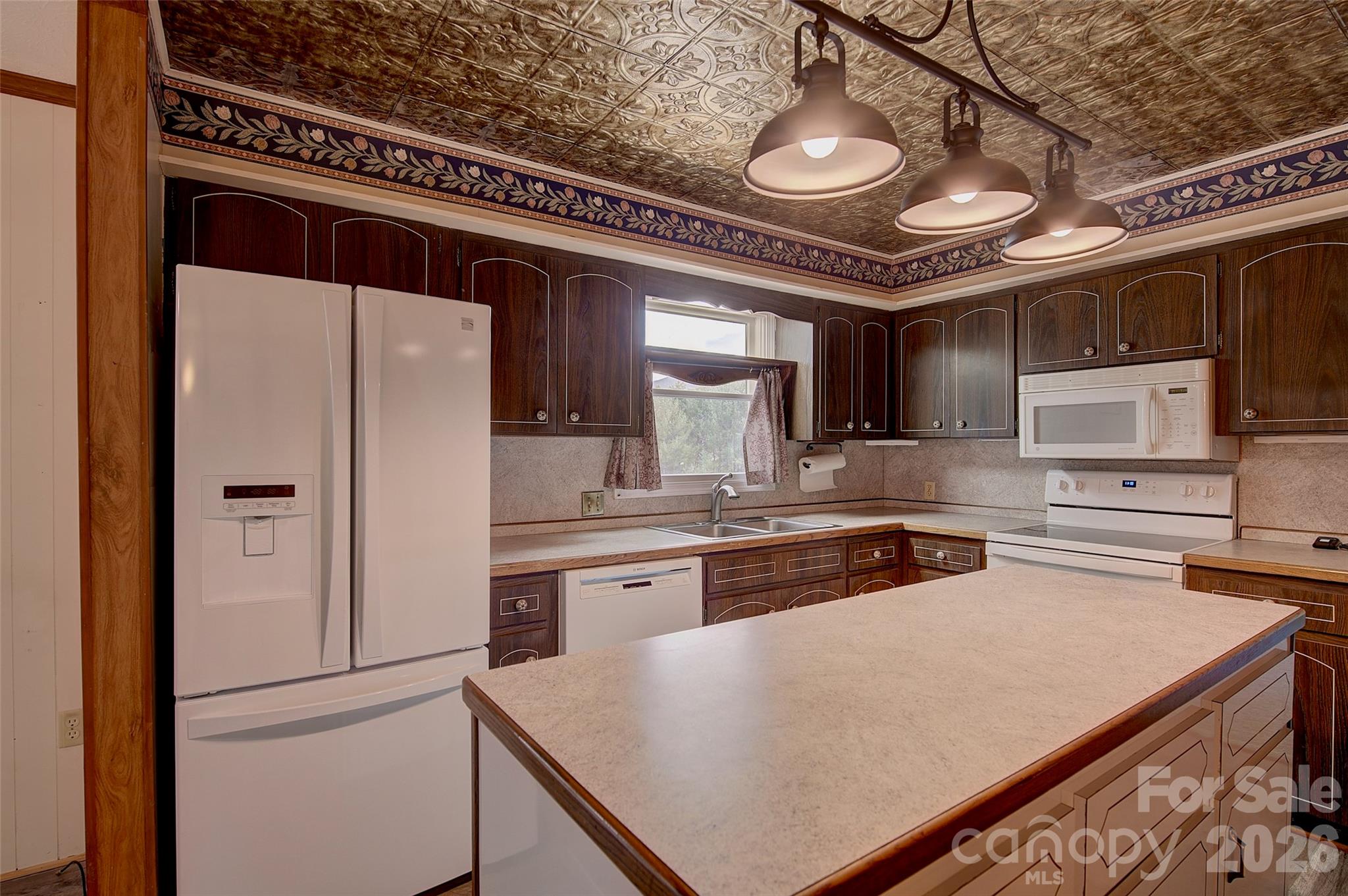 220 Grand View Lane — Burnsville