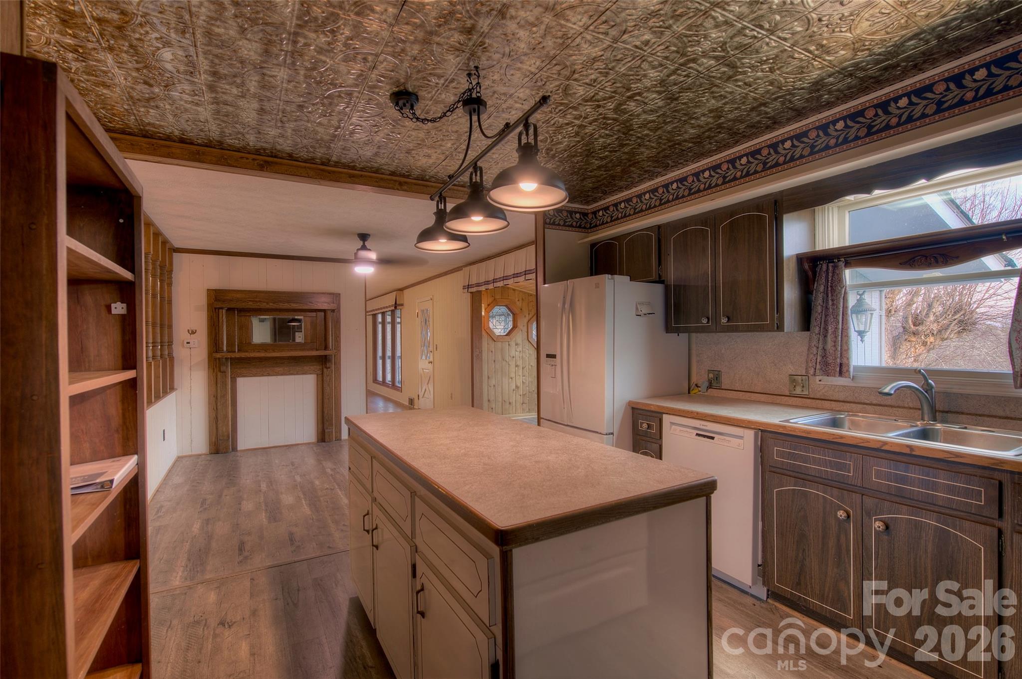 220 Grand View Lane — Burnsville
