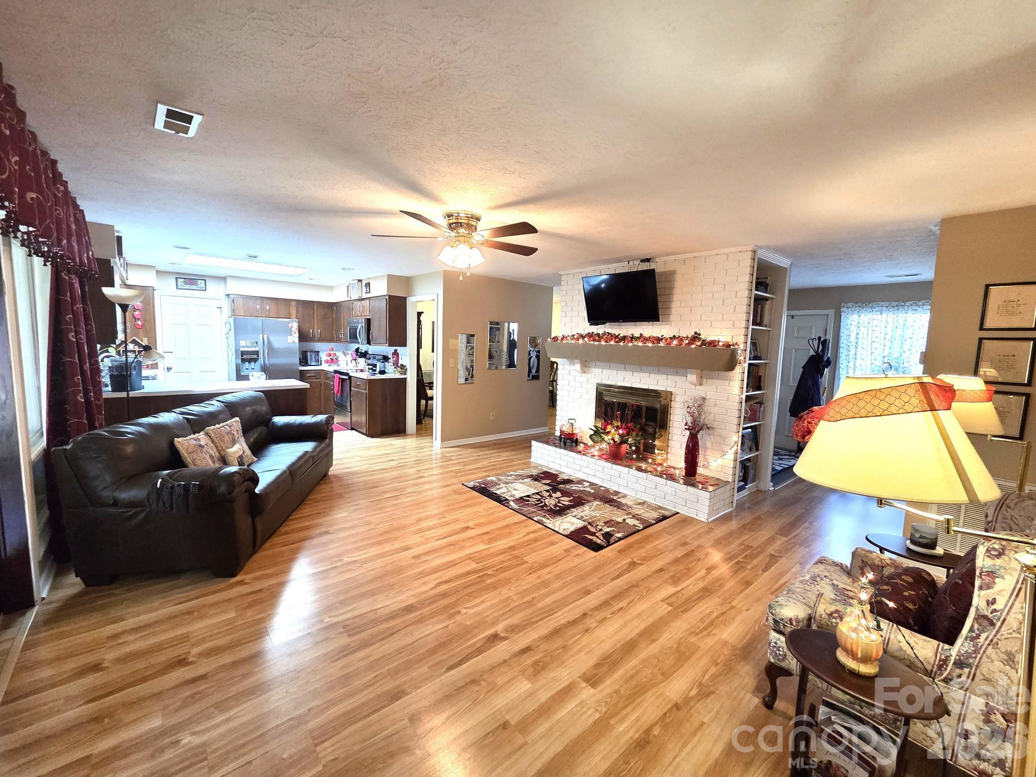 106 E Laurel Lane — Etowah