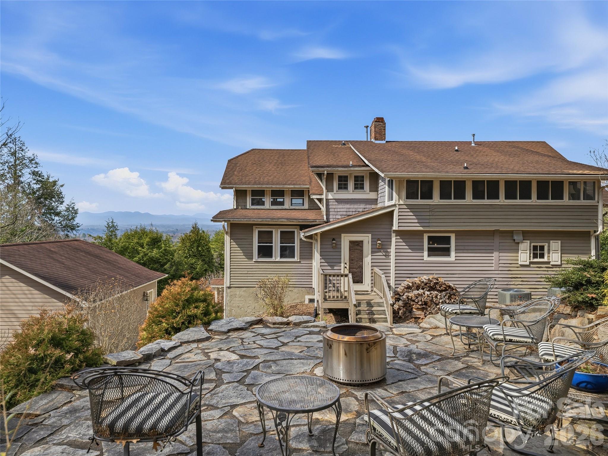 3 Perrion Avenue — Weaverville