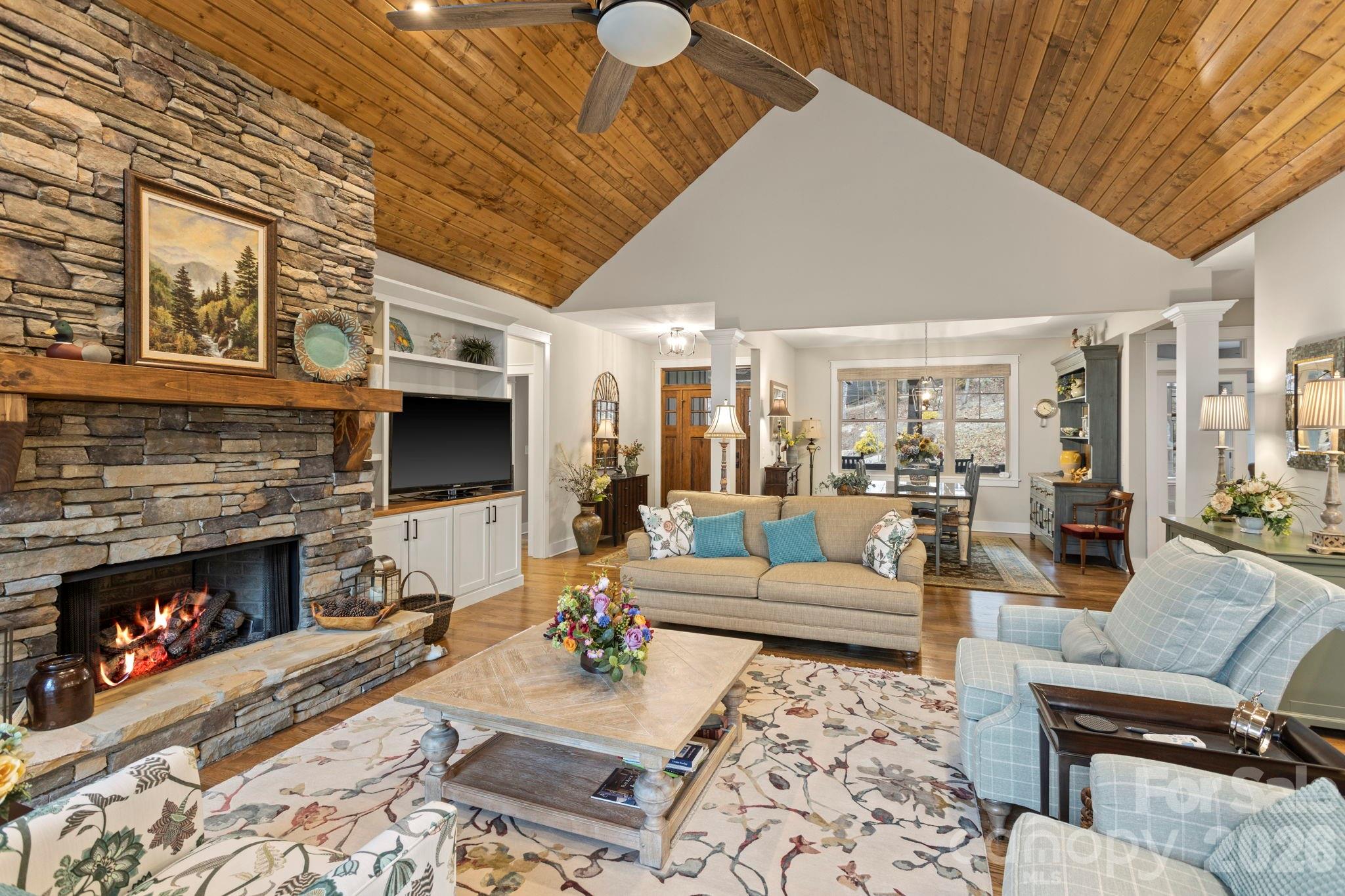 719 Overlook Drive — Flat Rock