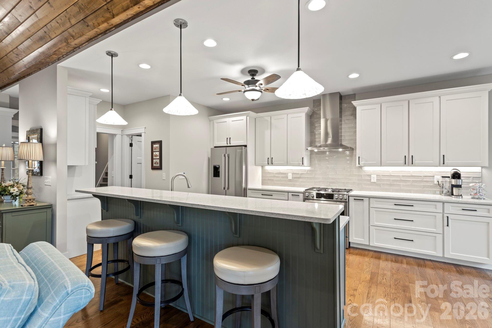 719 Overlook Drive — Flat Rock
