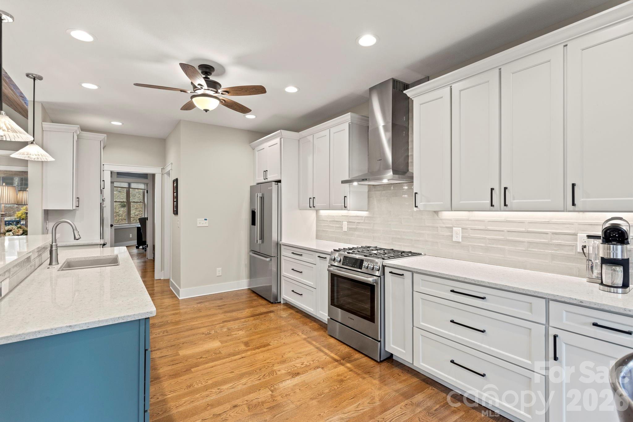 719 Overlook Drive — Flat Rock