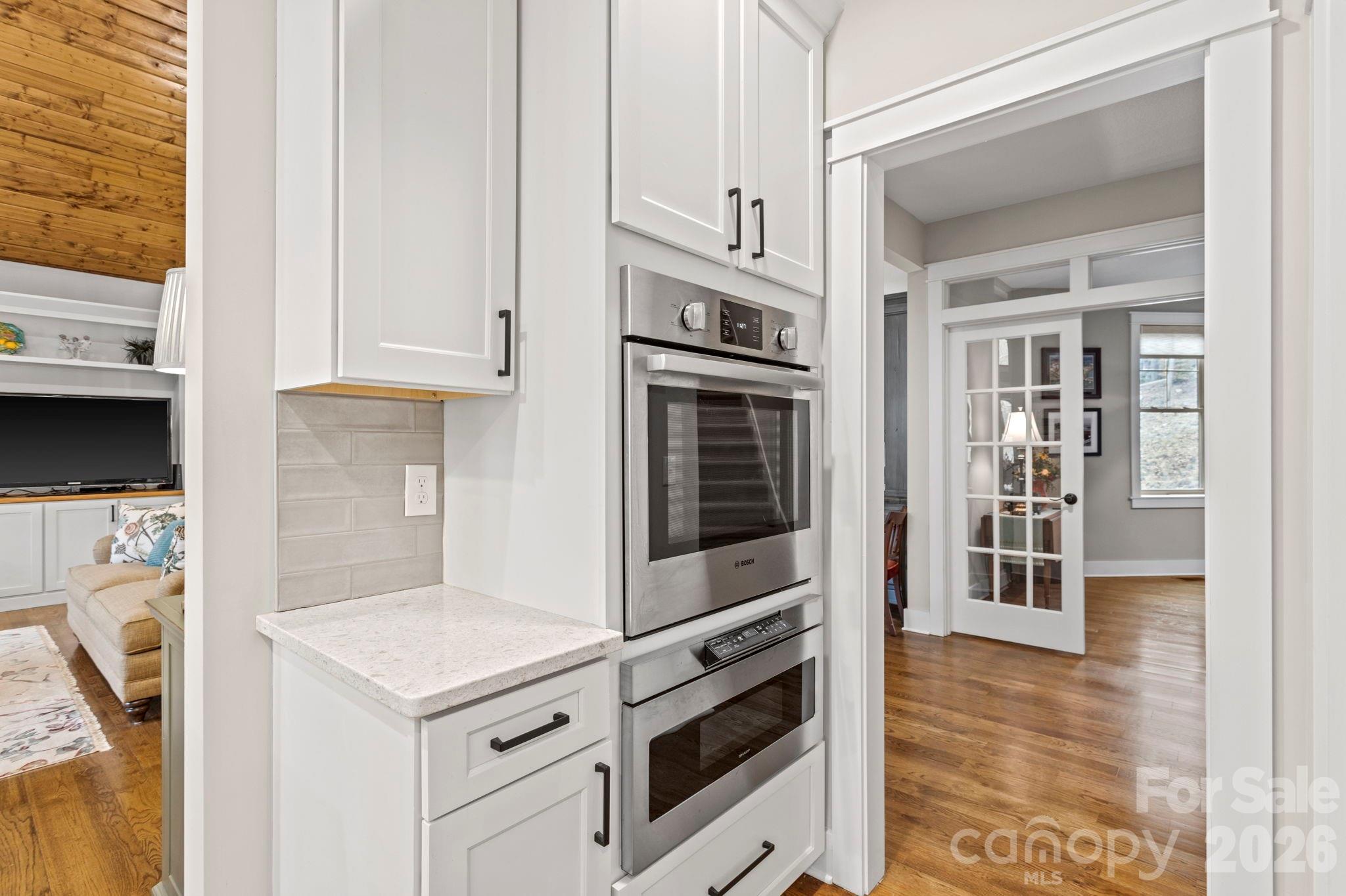 719 Overlook Drive — Flat Rock