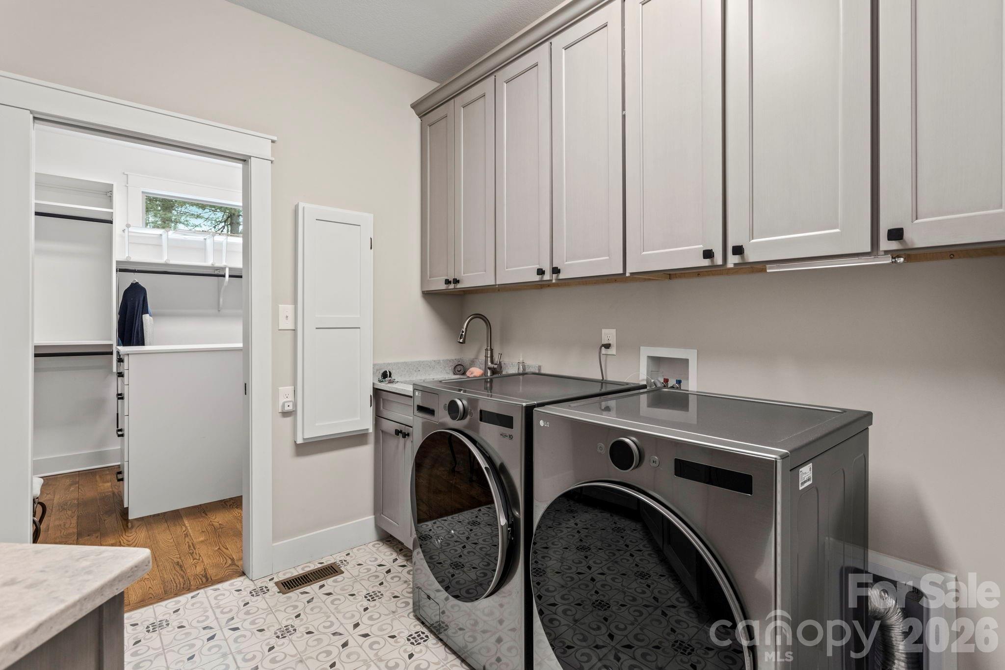 719 Overlook Drive — Flat Rock