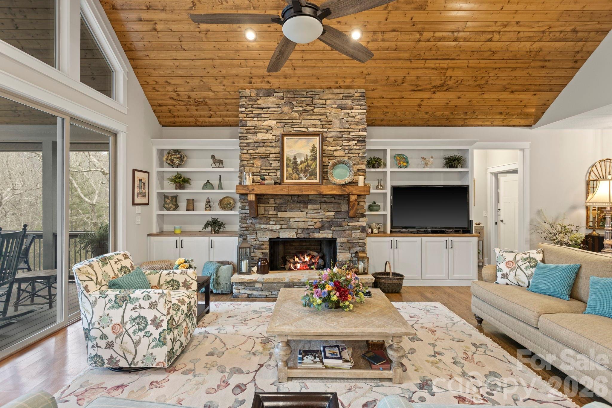 719 Overlook Drive — Flat Rock