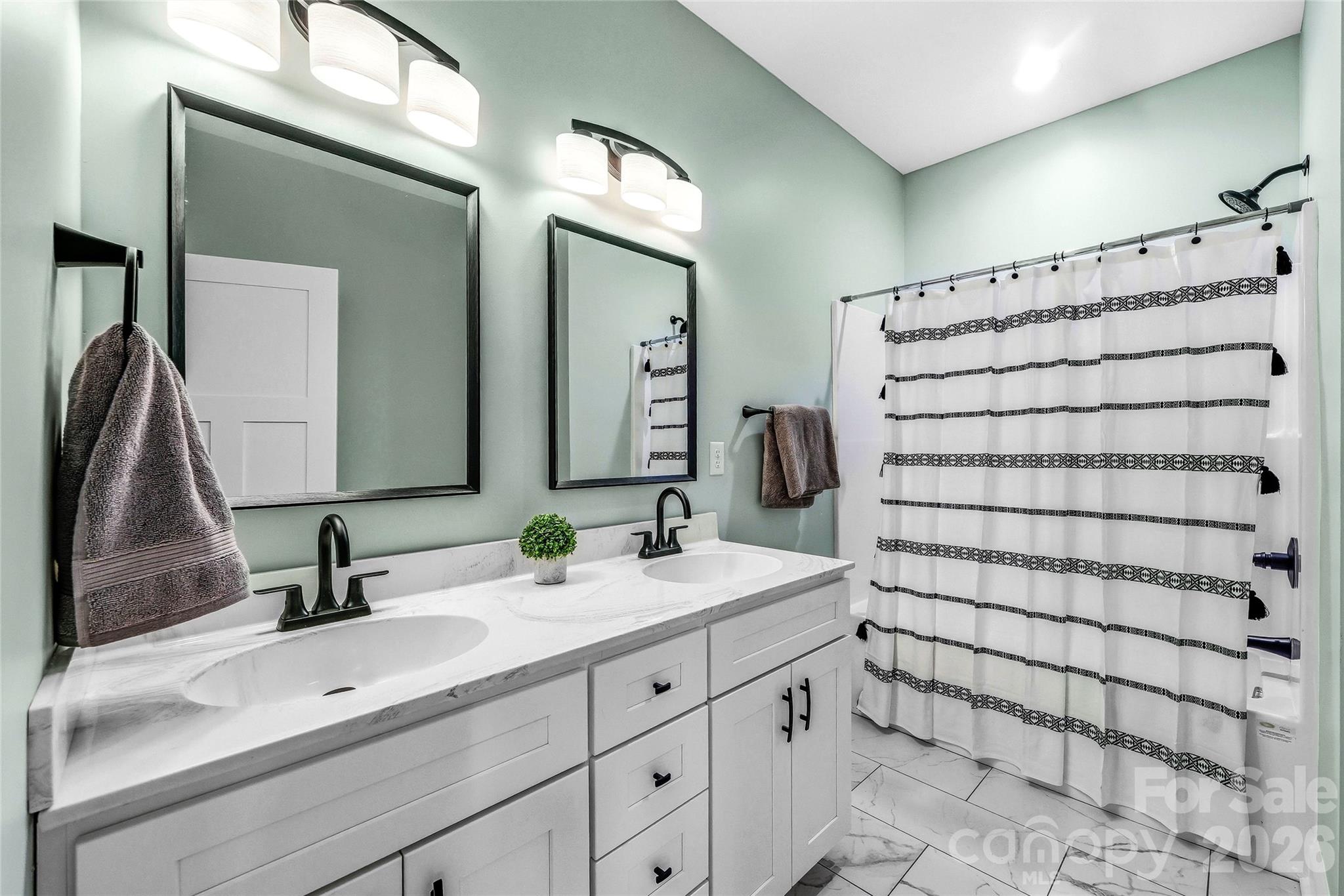 807 N Whitted Street — Hendersonville