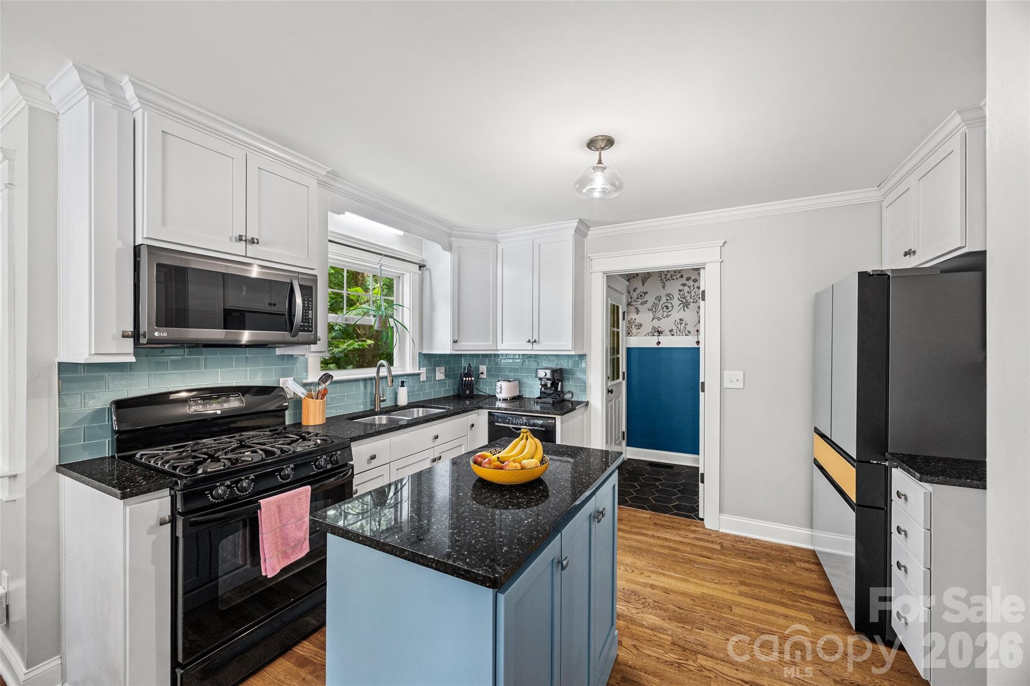 206 W Woodrow Avenue — Belmont