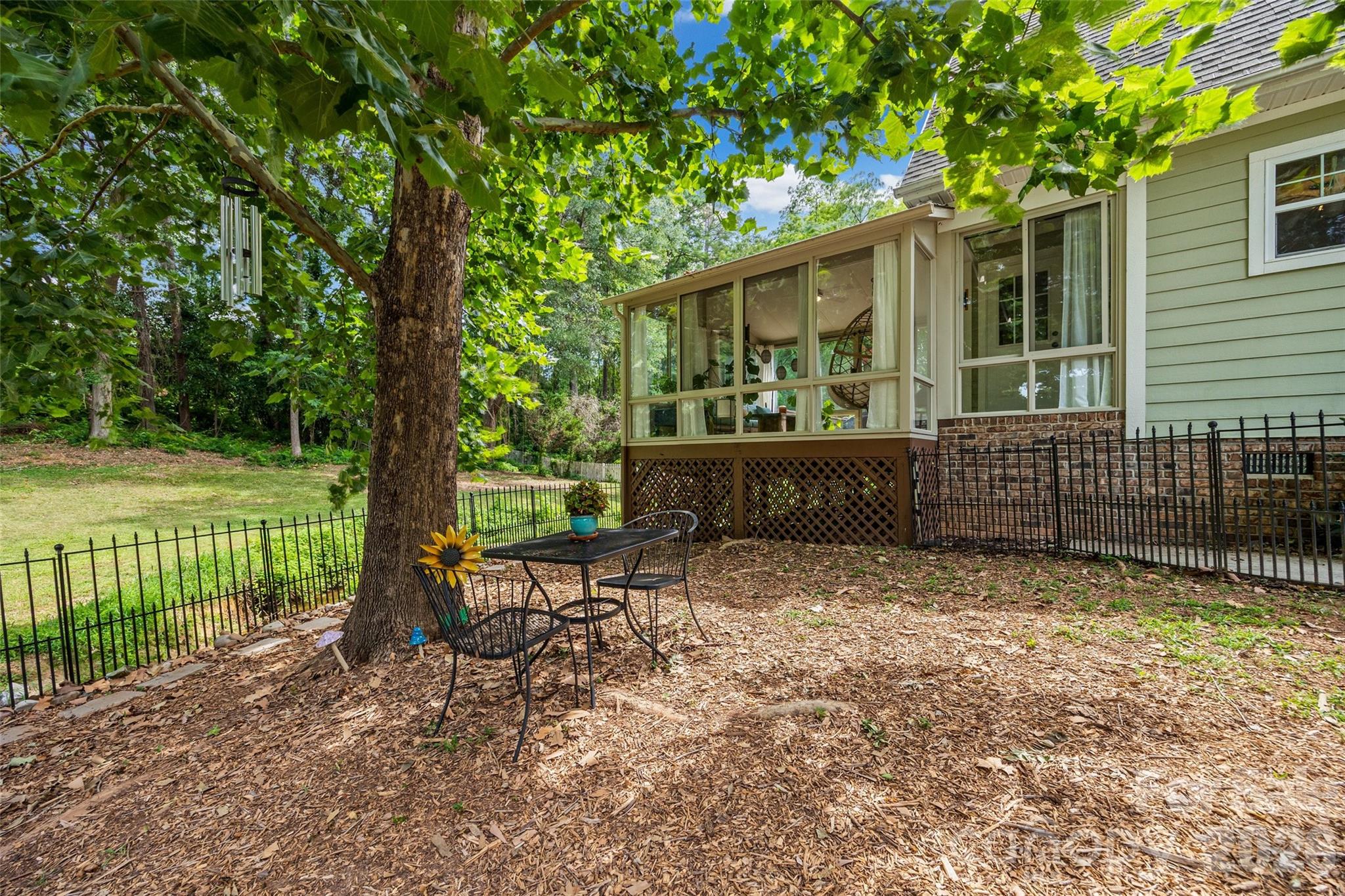 206 W Woodrow Avenue — Belmont