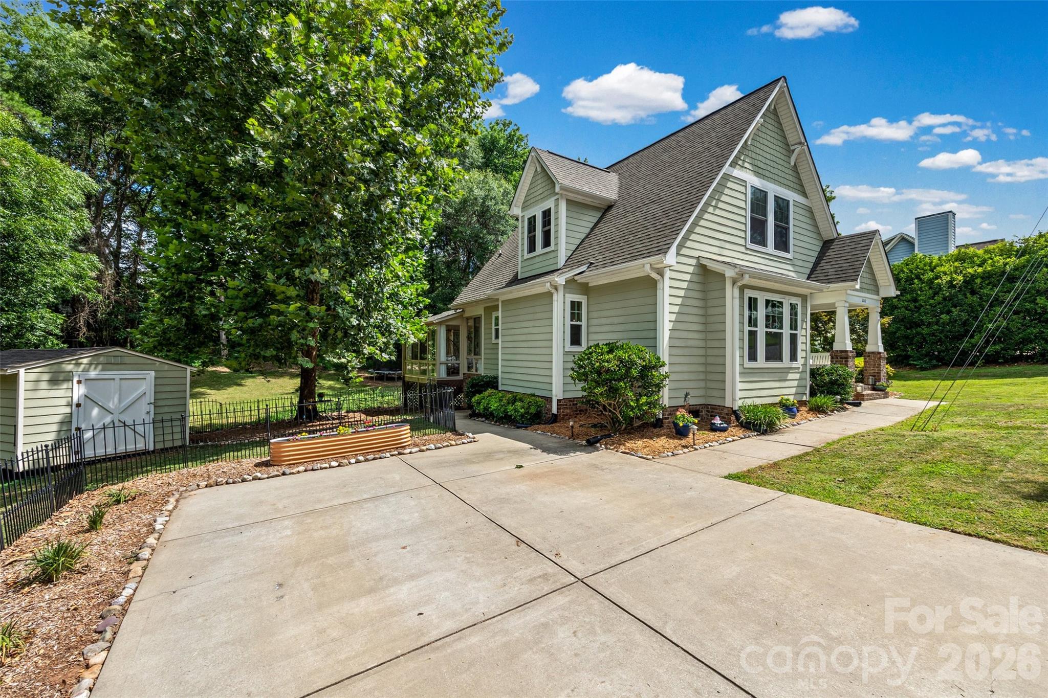 206 W Woodrow Avenue — Belmont