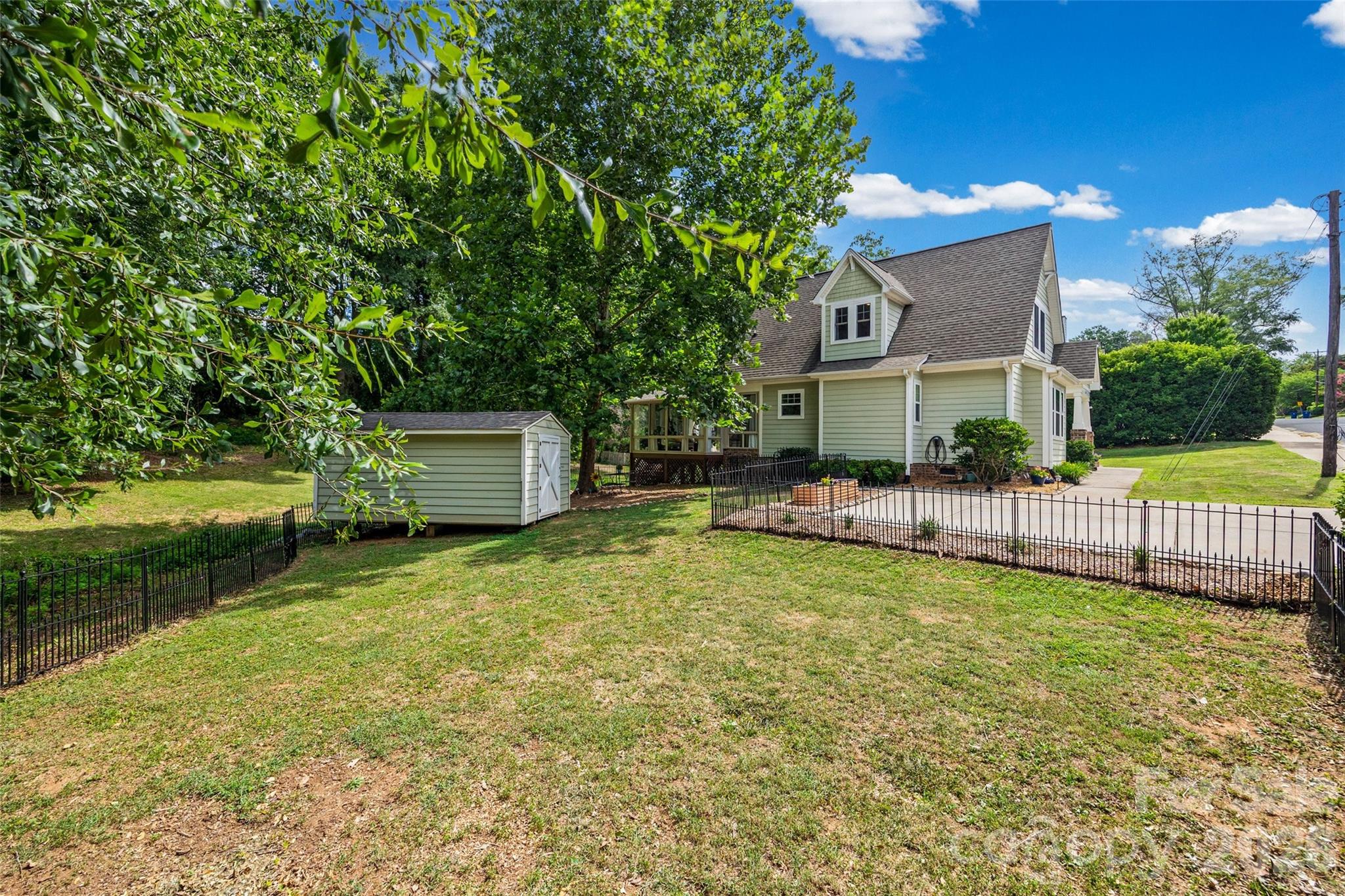 206 W Woodrow Avenue — Belmont