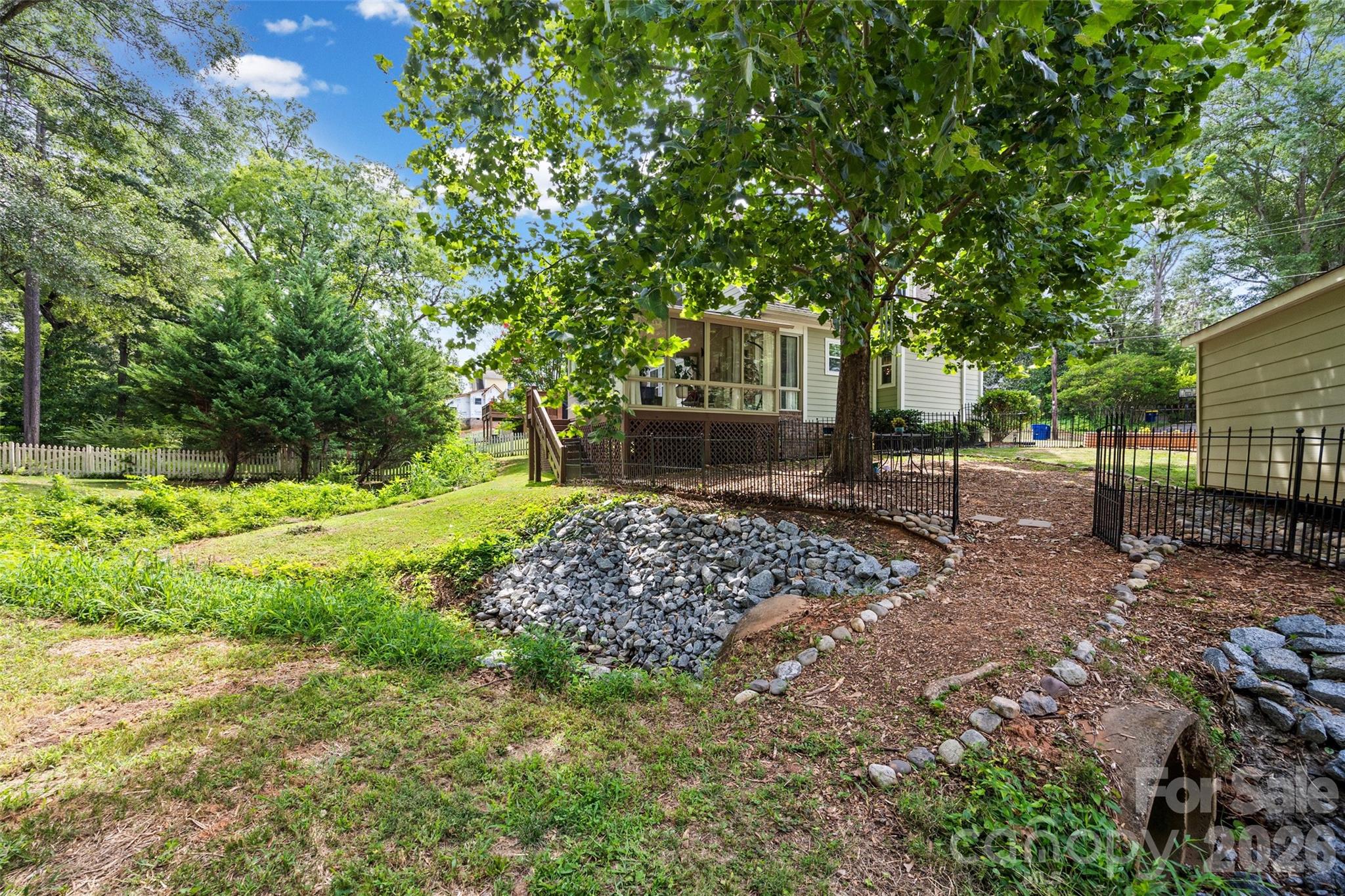 206 W Woodrow Avenue — Belmont