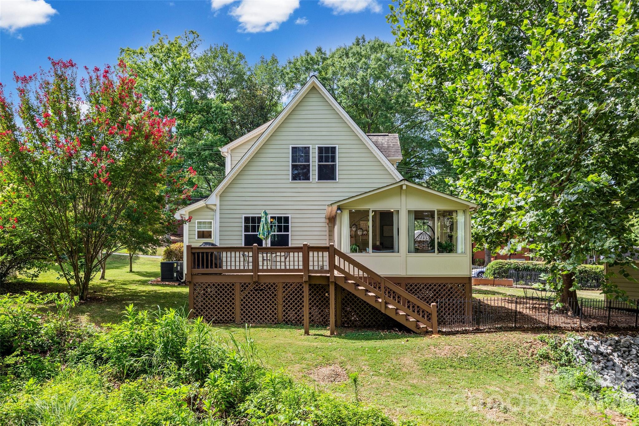 206 W Woodrow Avenue — Belmont