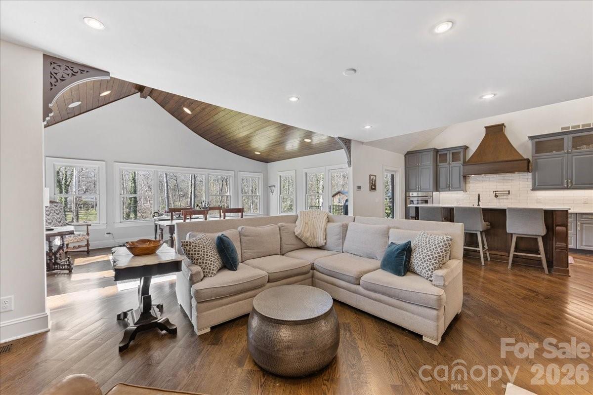 1010 River Oaks Lane — Charlotte