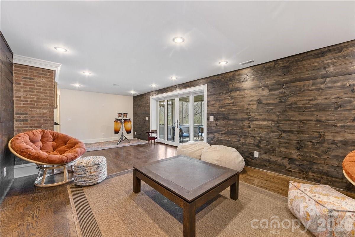 1010 River Oaks Lane — Charlotte