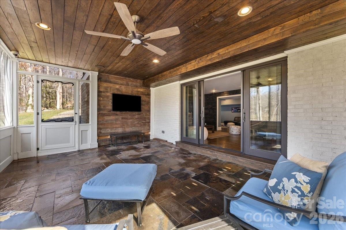 1010 River Oaks Lane — Charlotte