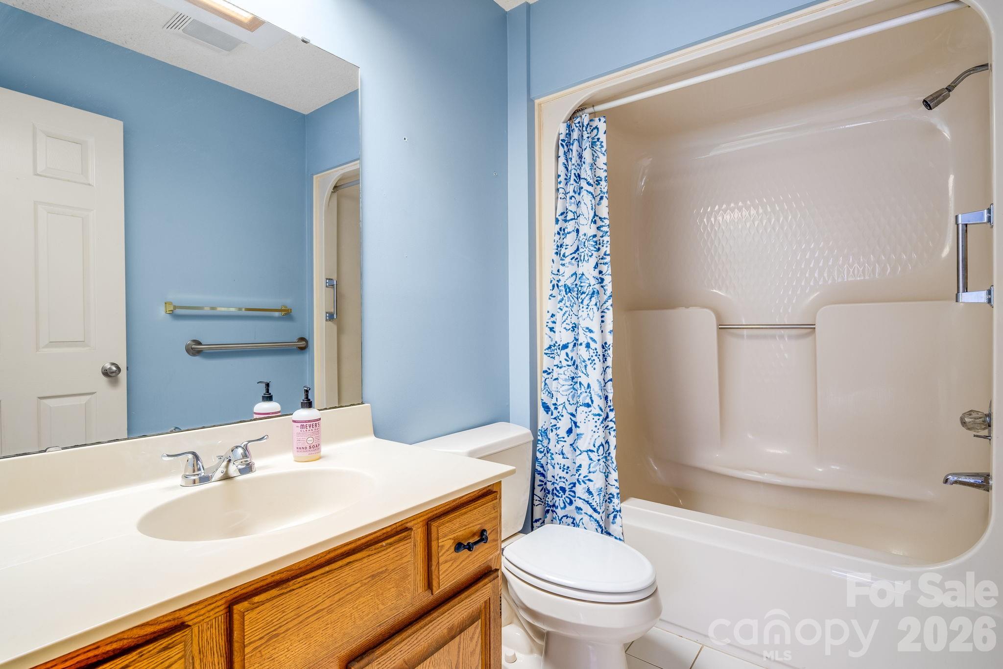1104 Red Oak Drive — Hendersonville