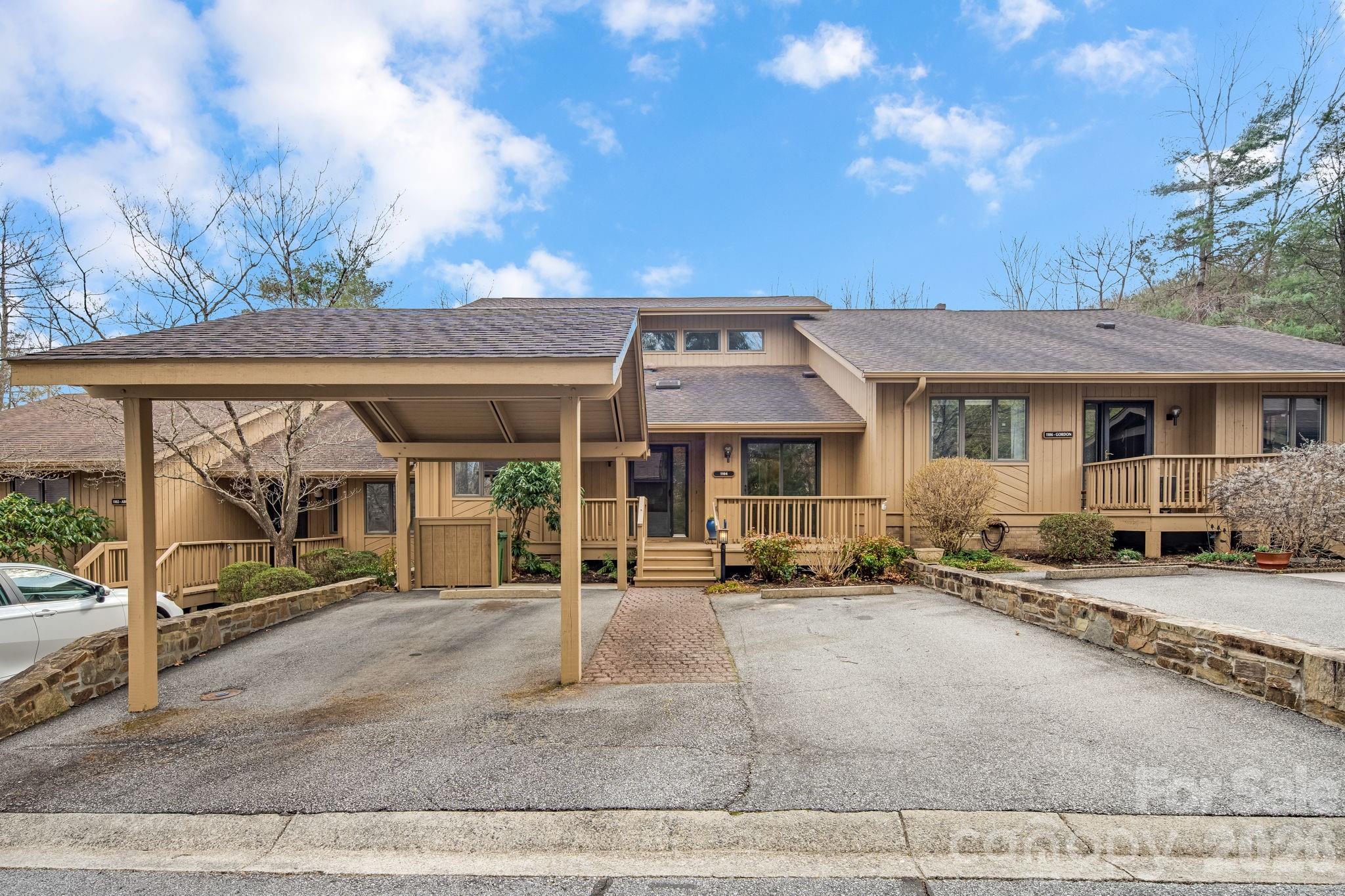 1104 Red Oak Drive — Hendersonville