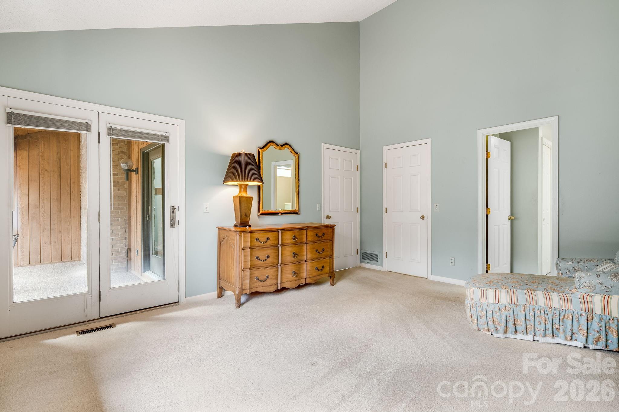 1104 Red Oak Drive — Hendersonville