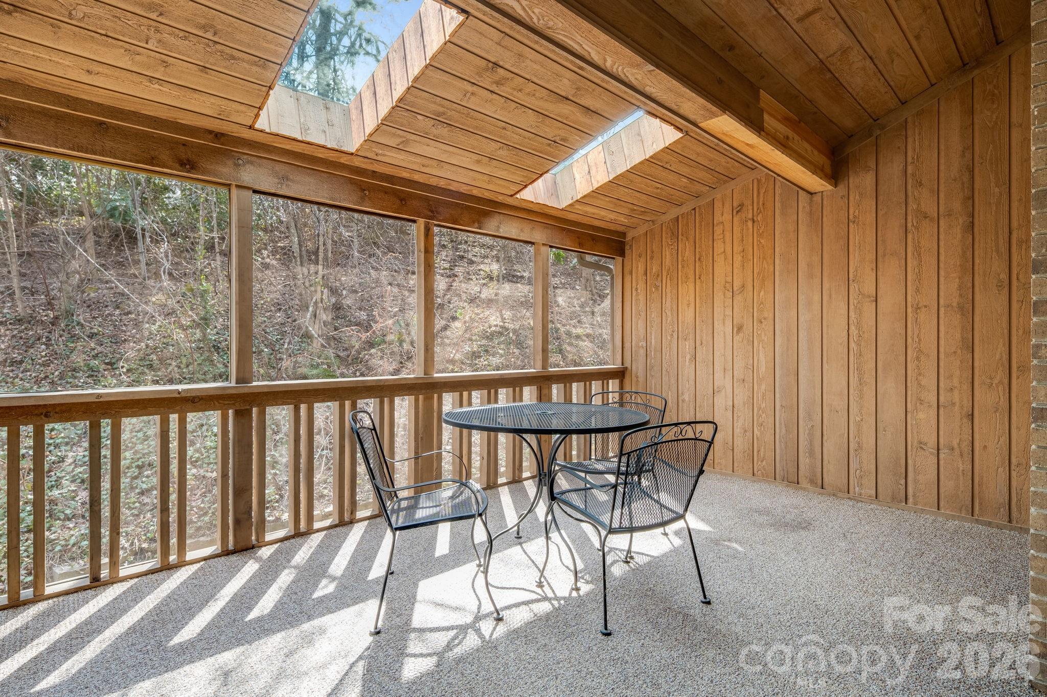 1104 Red Oak Drive — Hendersonville