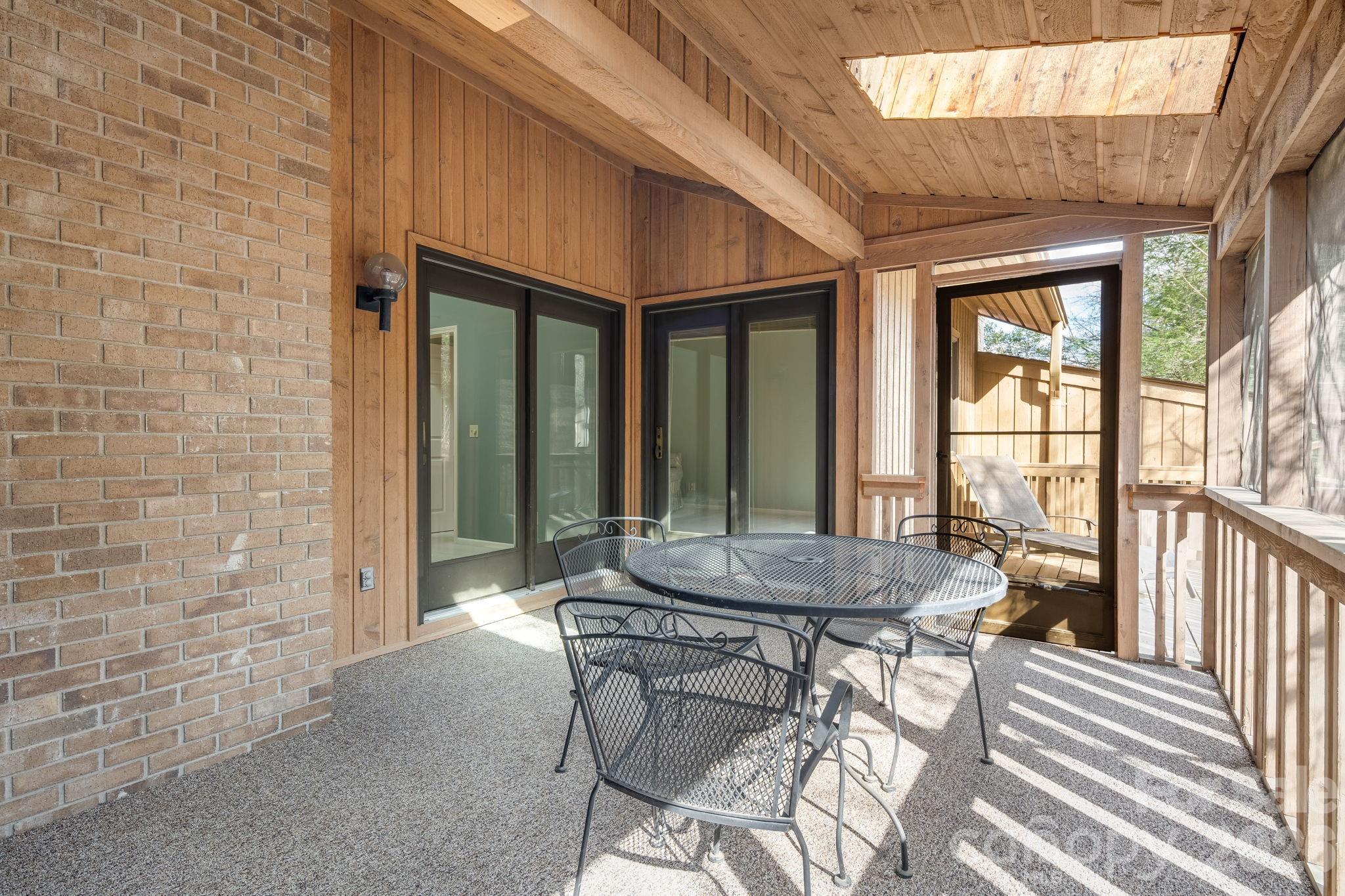 1104 Red Oak Drive — Hendersonville