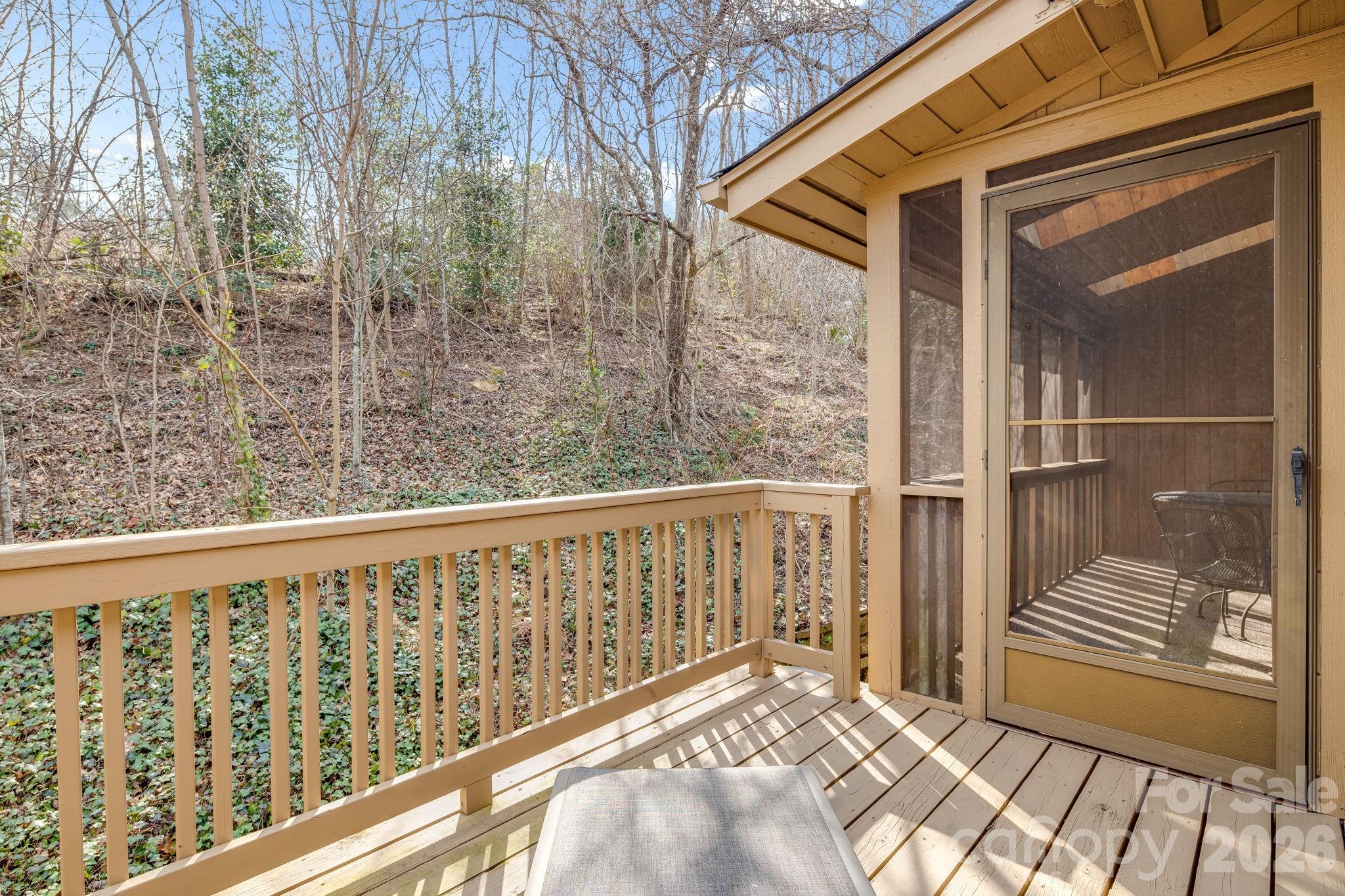 1104 Red Oak Drive — Hendersonville
