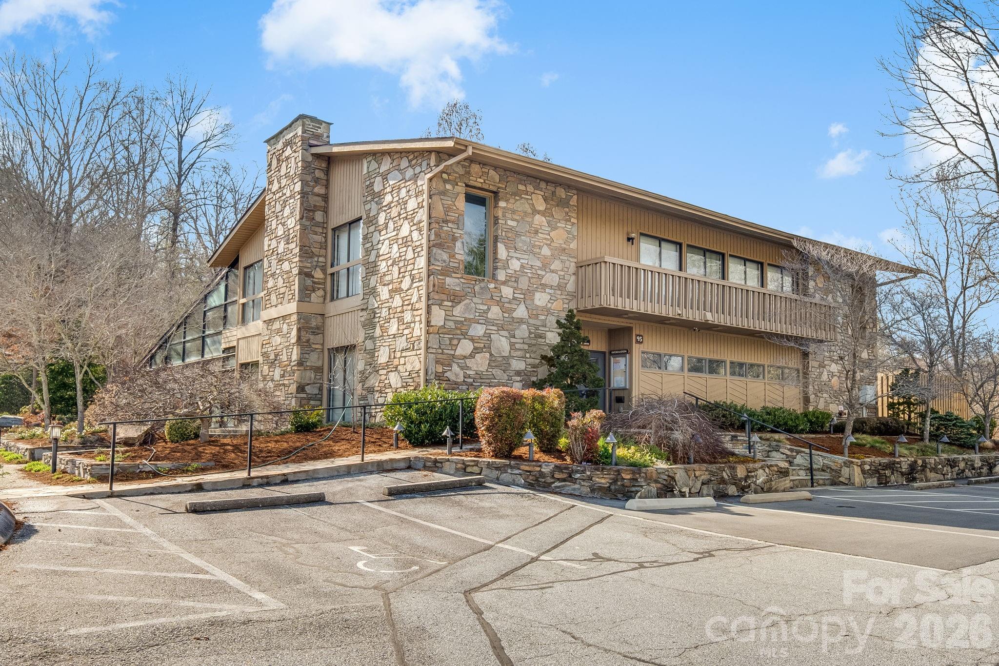 1104 Red Oak Drive — Hendersonville