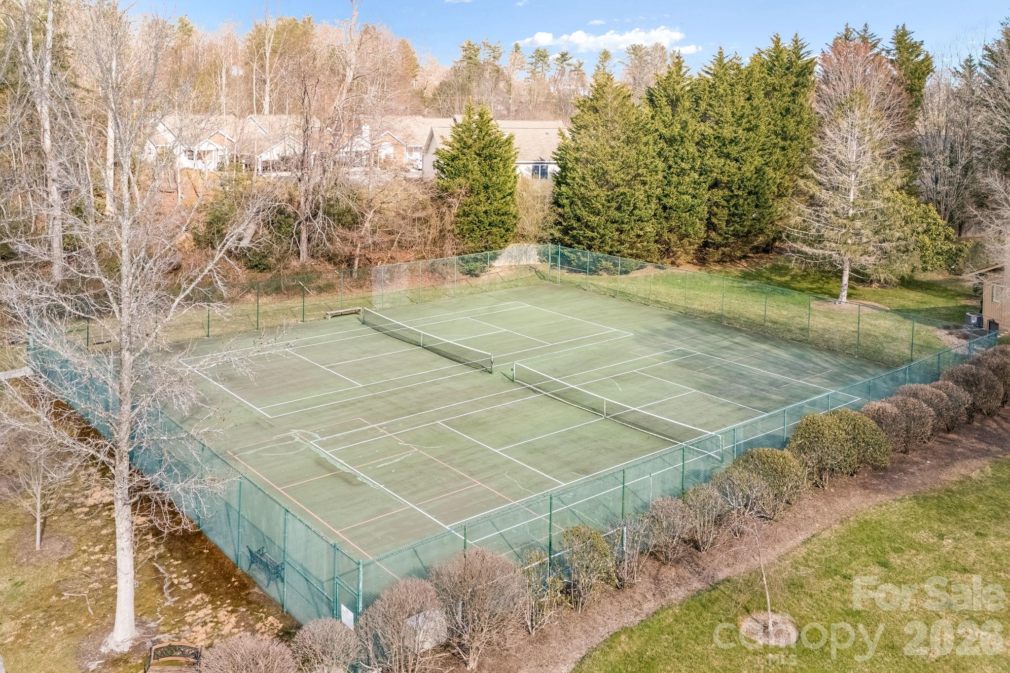 1104 Red Oak Drive — Hendersonville