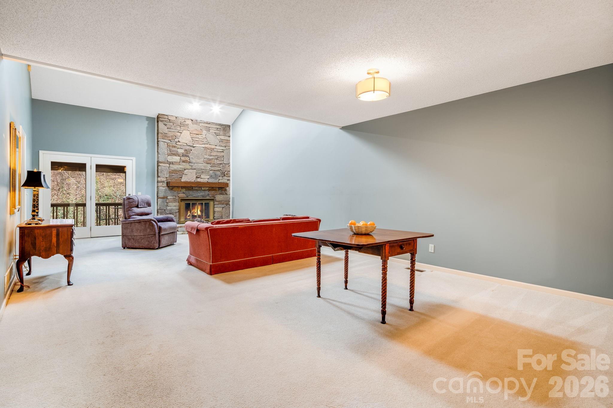 1104 Red Oak Drive — Hendersonville