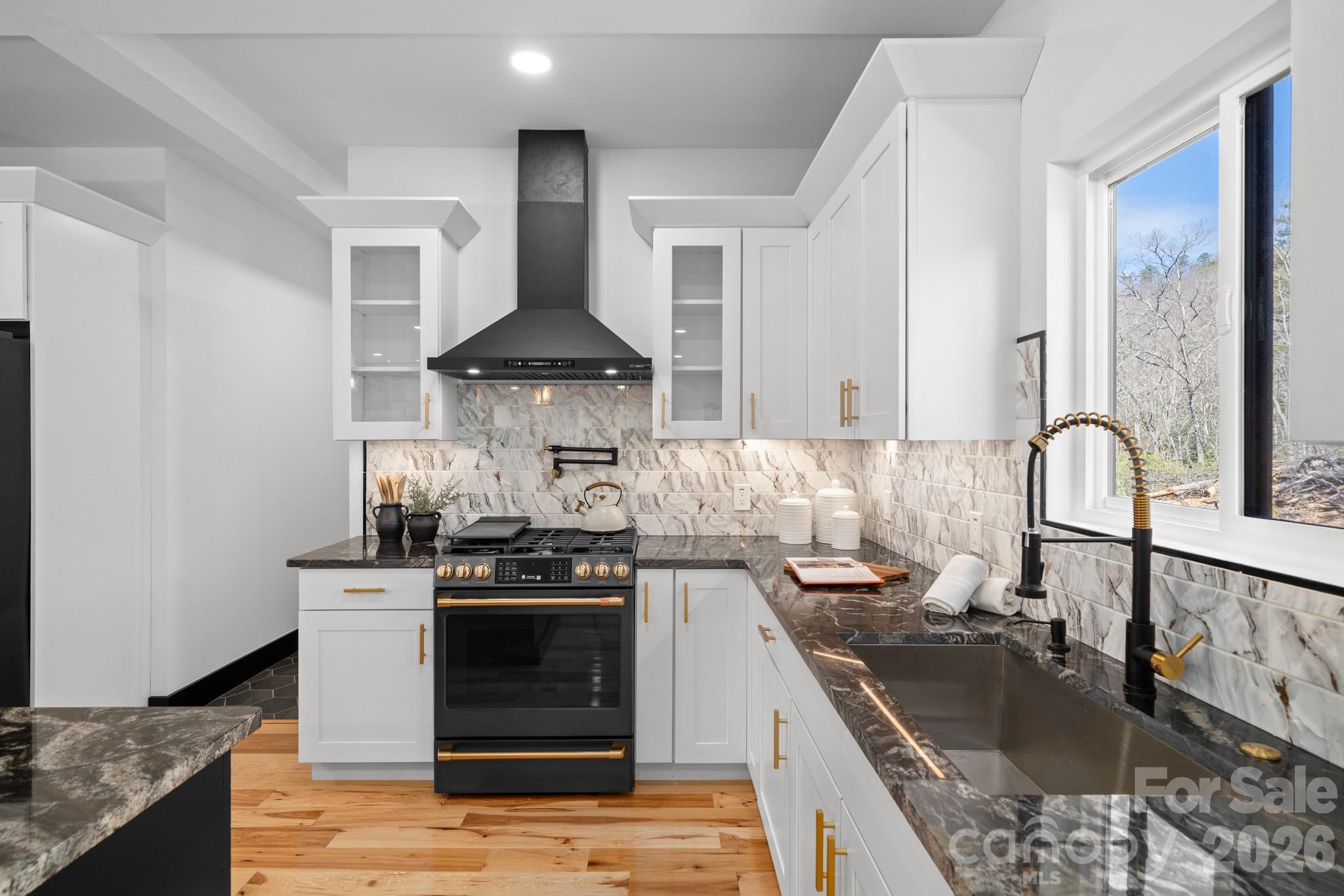 74 Jeranna Road — Mills River