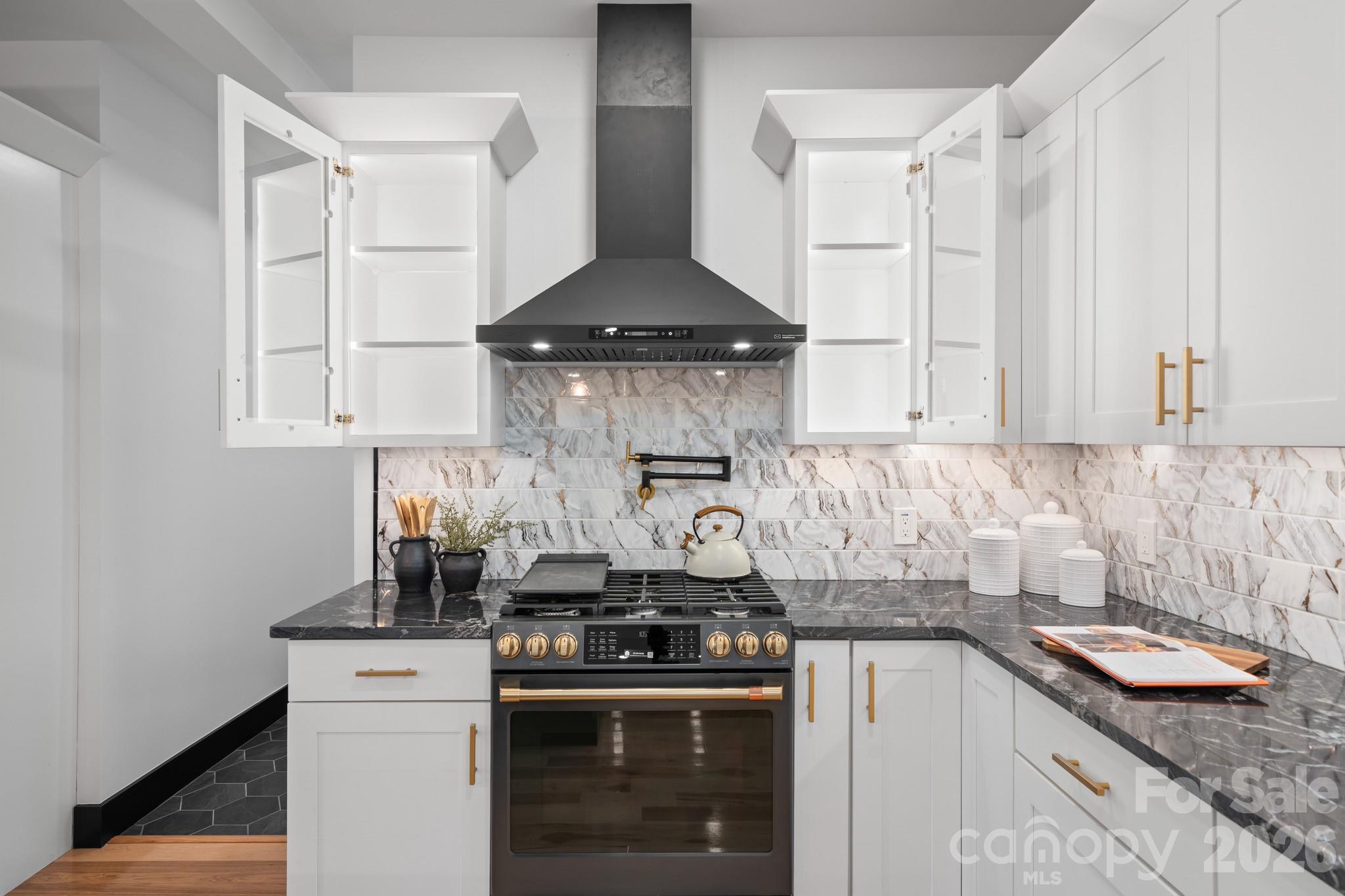 74 Jeranna Road — Mills River