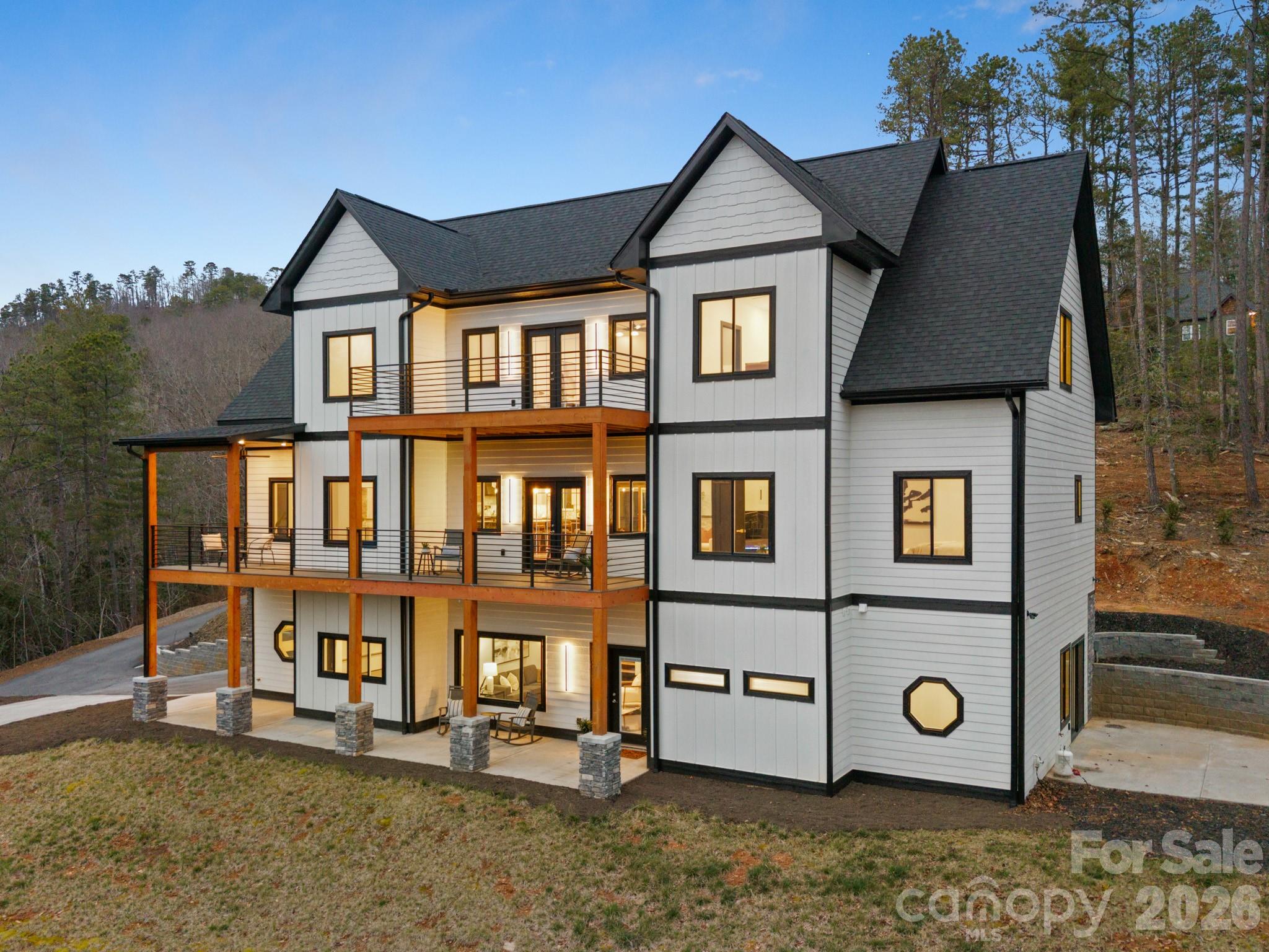 74 Jeranna Road — Mills River
