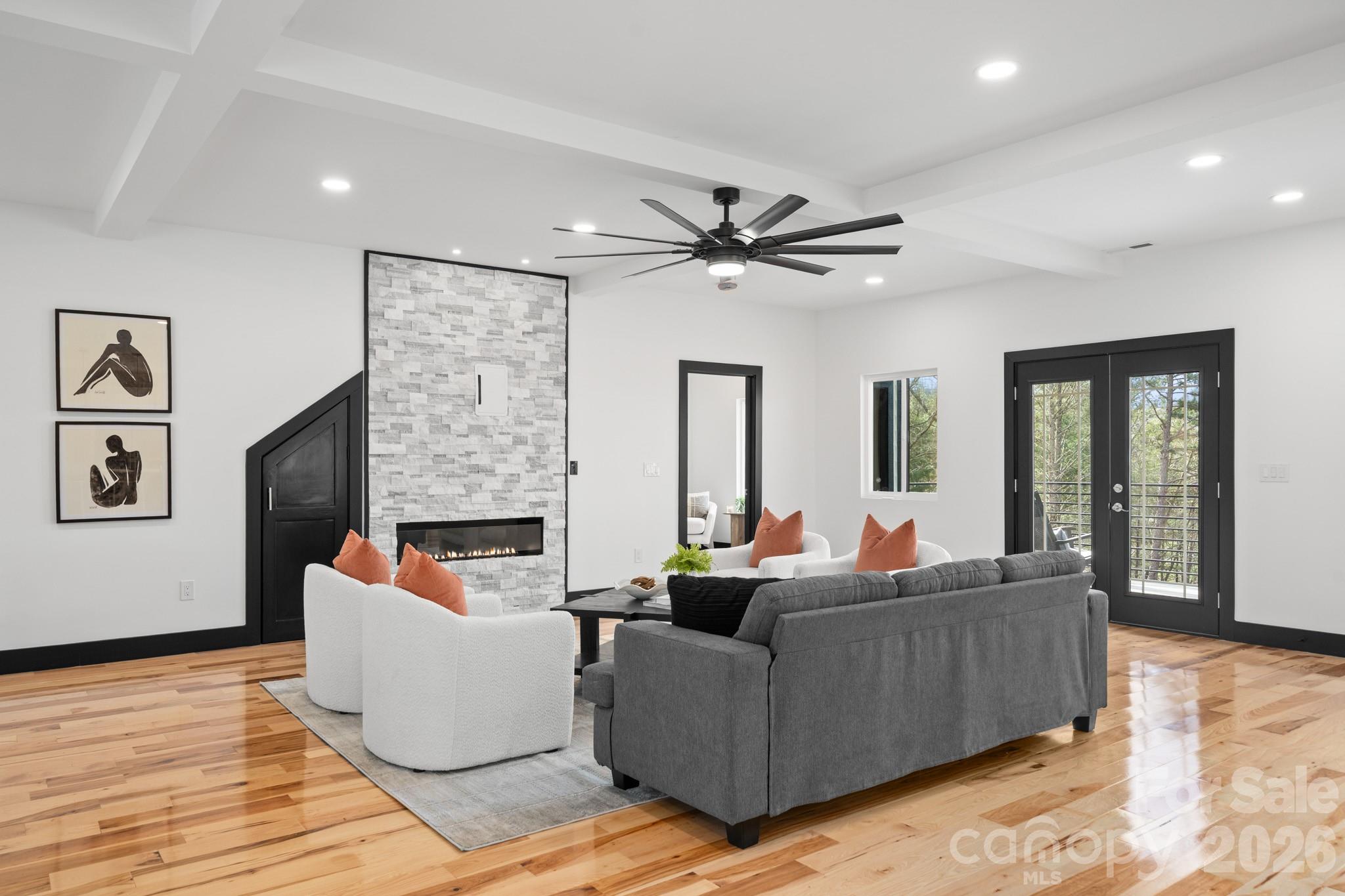 74 Jeranna Road — Mills River