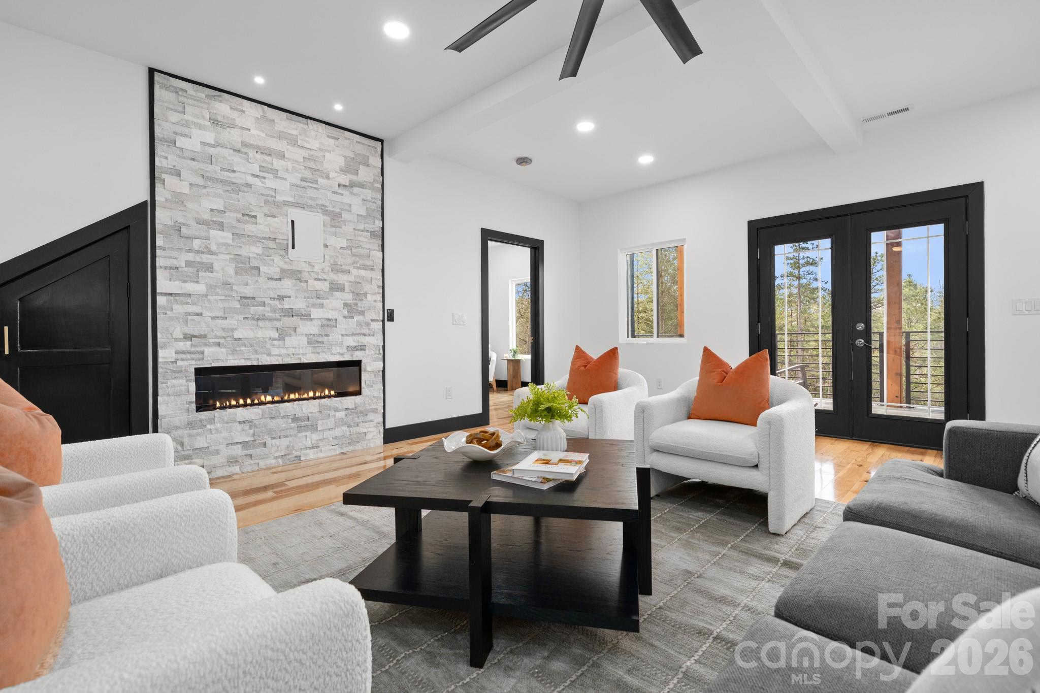 74 Jeranna Road — Mills River