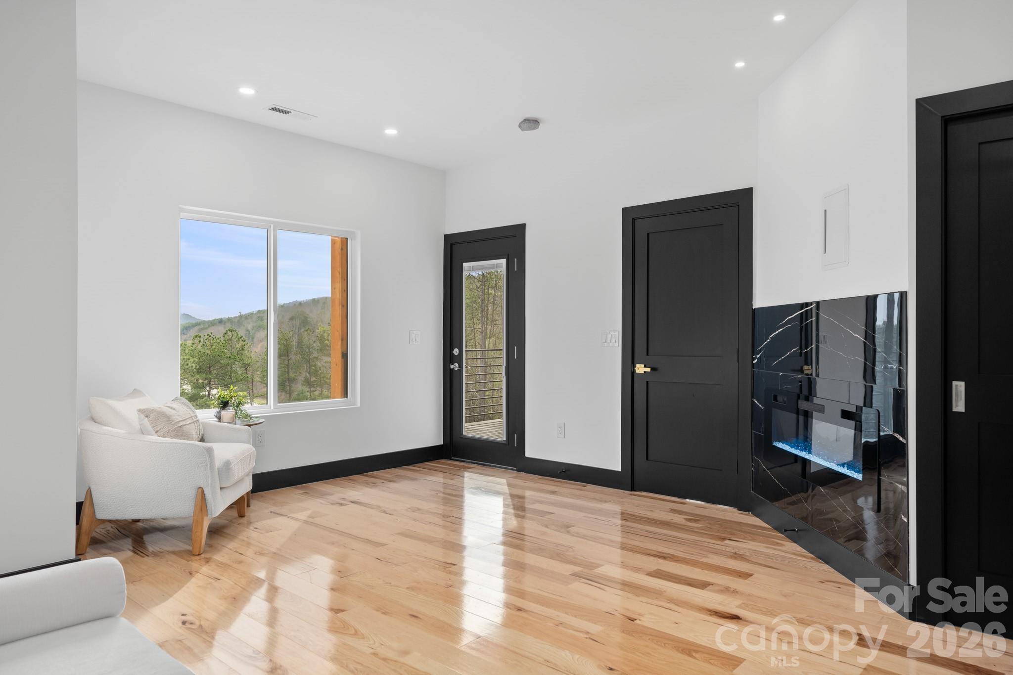 74 Jeranna Road — Mills River