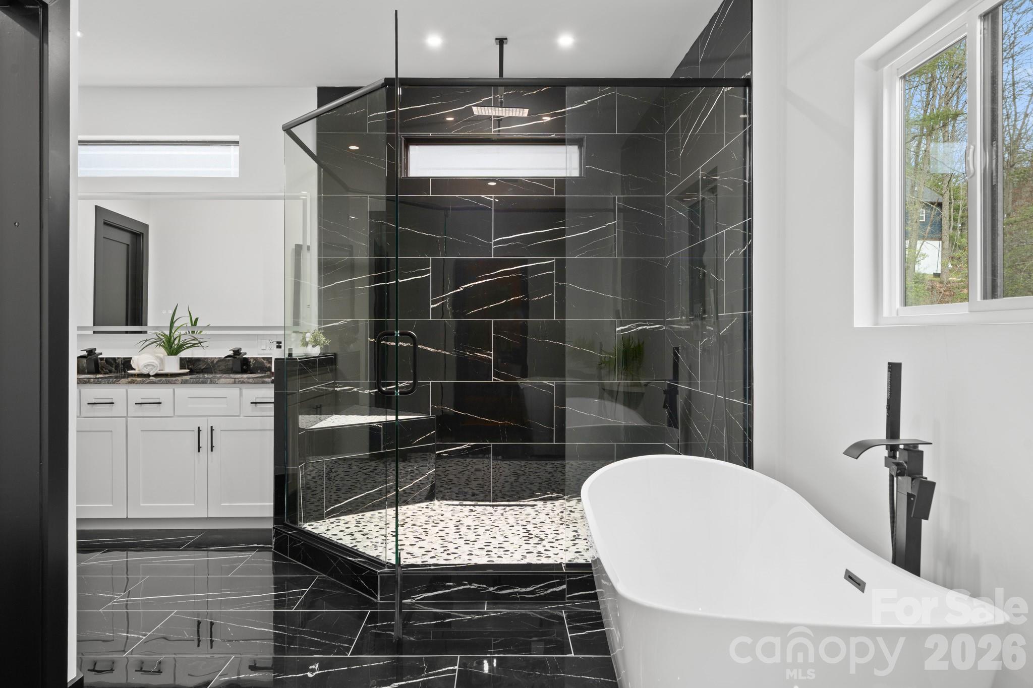 74 Jeranna Road — Mills River