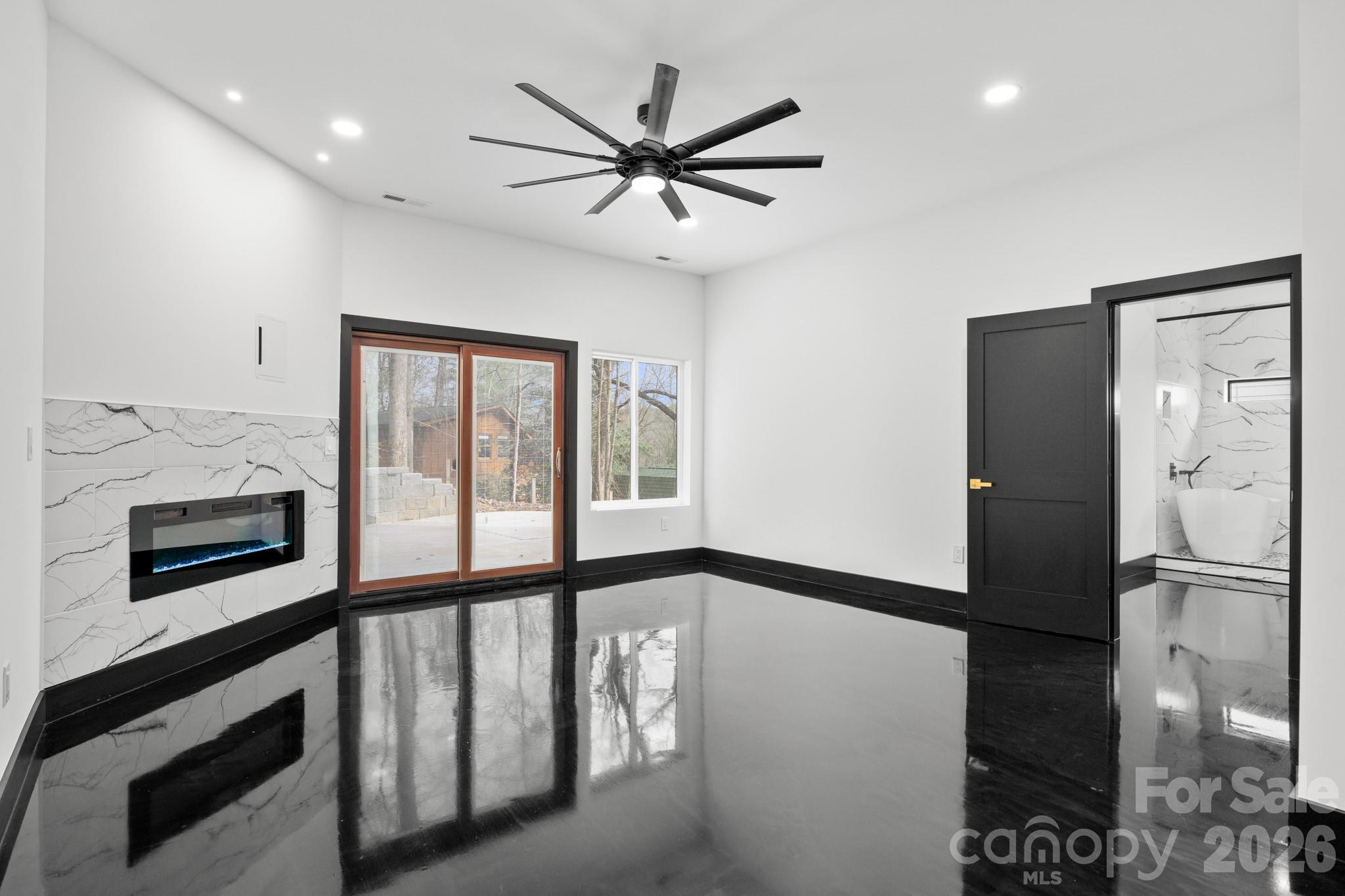 74 Jeranna Road — Mills River