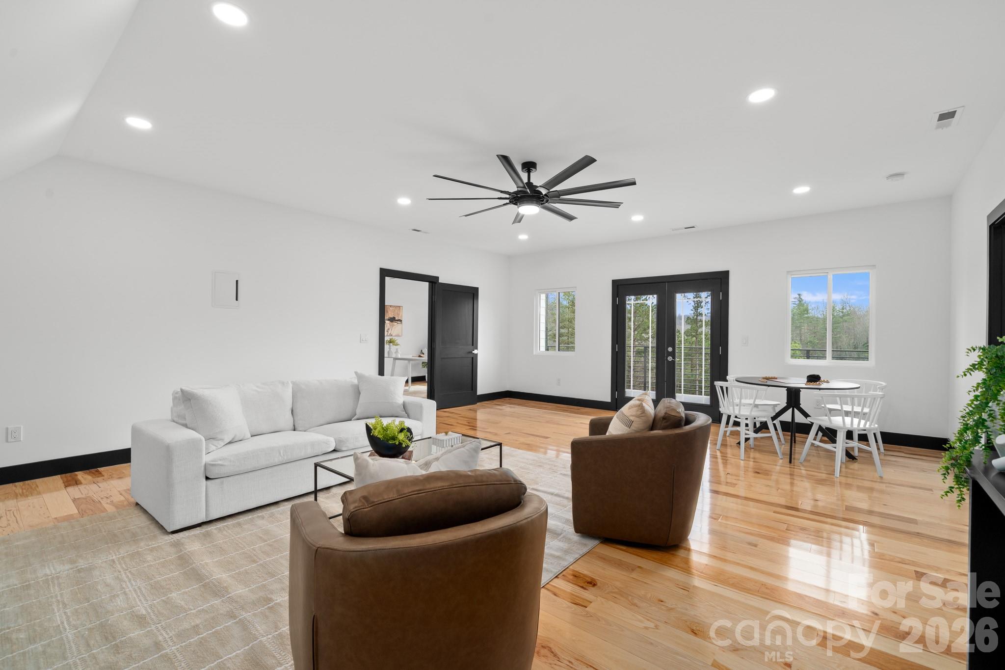 74 Jeranna Road — Mills River