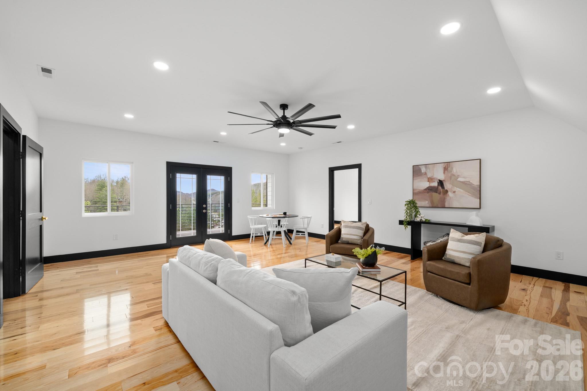 74 Jeranna Road — Mills River