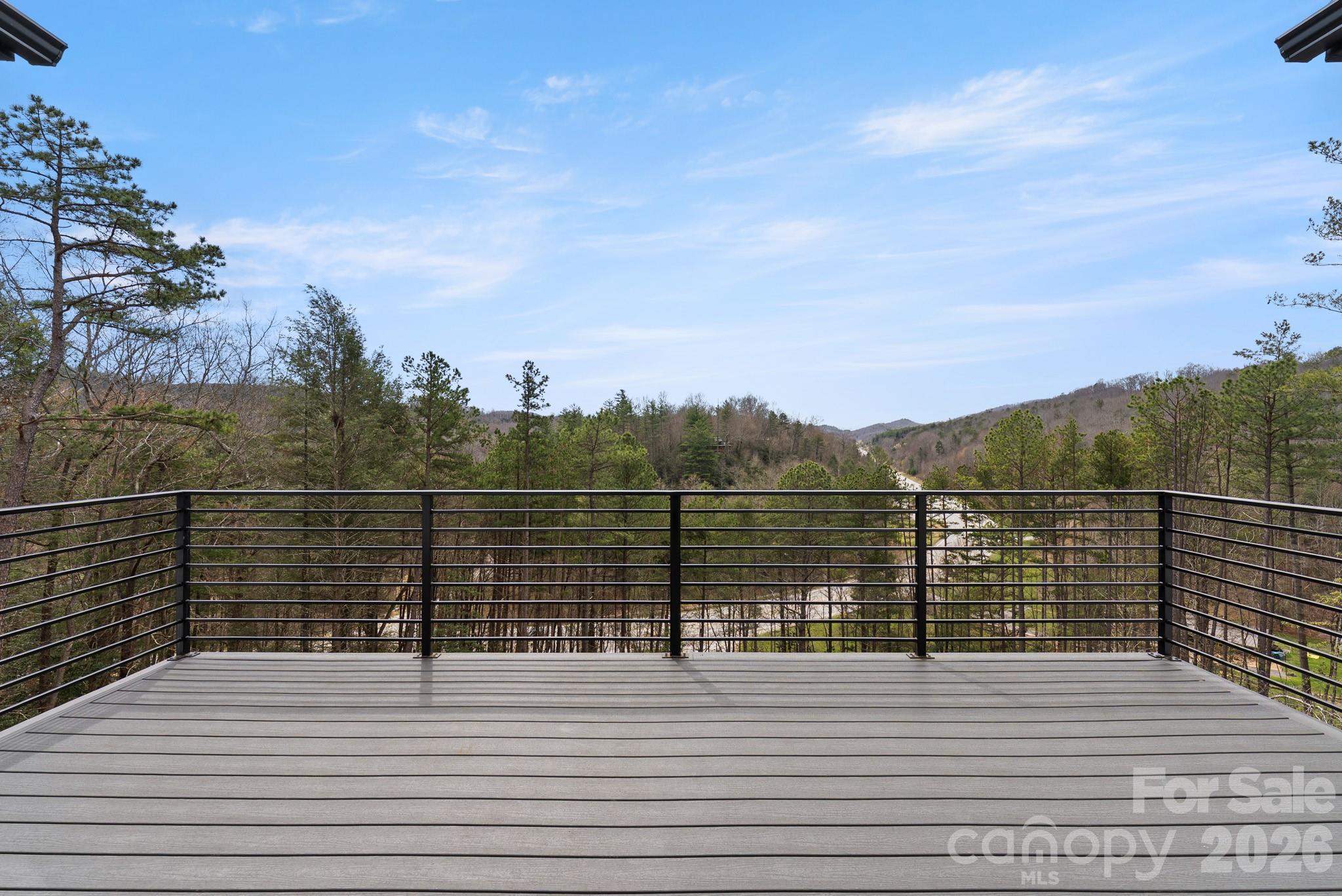 74 Jeranna Road — Mills River