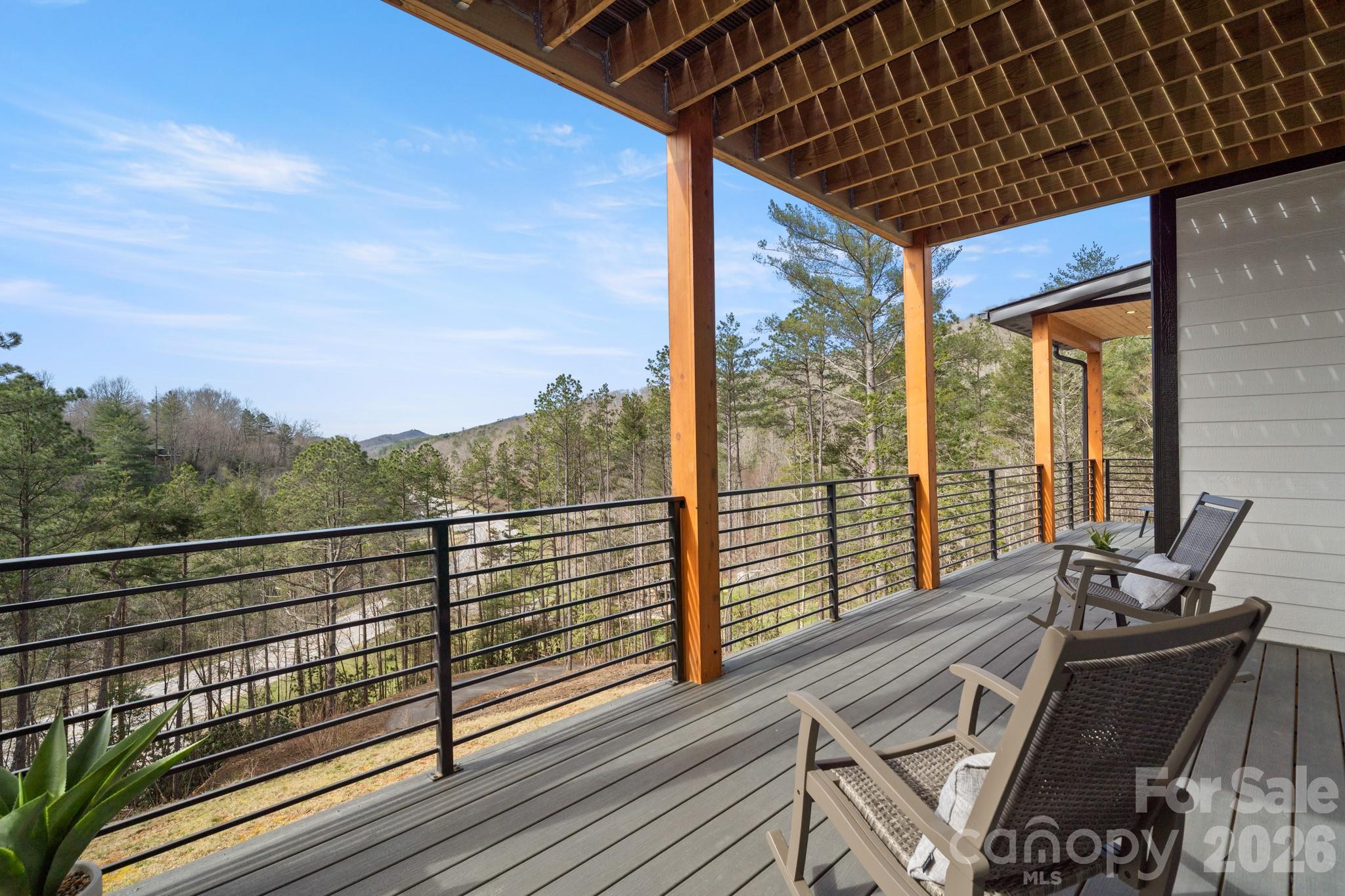 74 Jeranna Road — Mills River