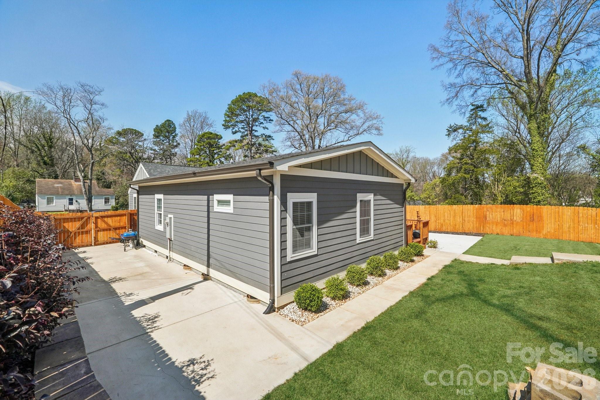 1821 Garibaldi Avenue — Charlotte