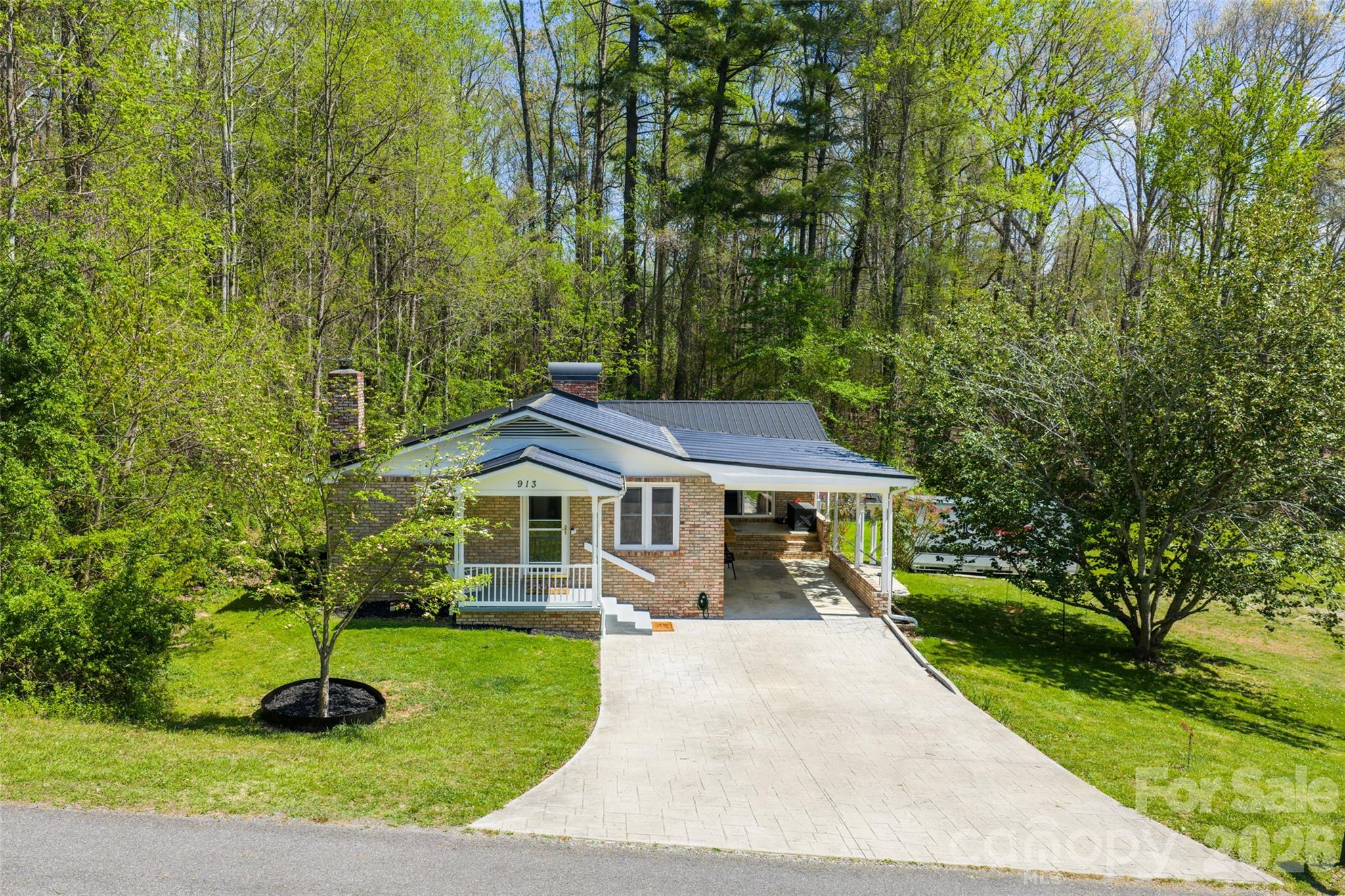 913 Dorothy Street — Hendersonville