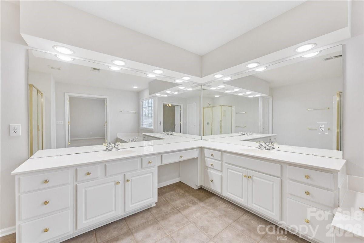 11143 Knight Castle Drive #20 — Charlotte