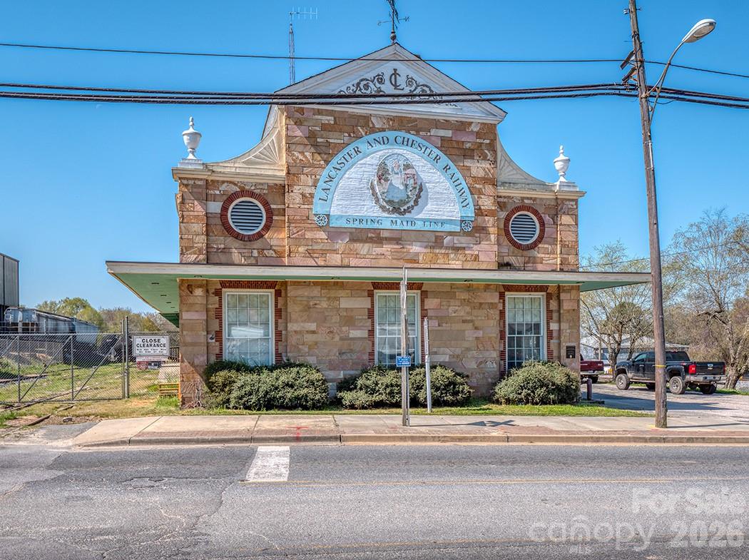463 W Barr Street — Lancaster