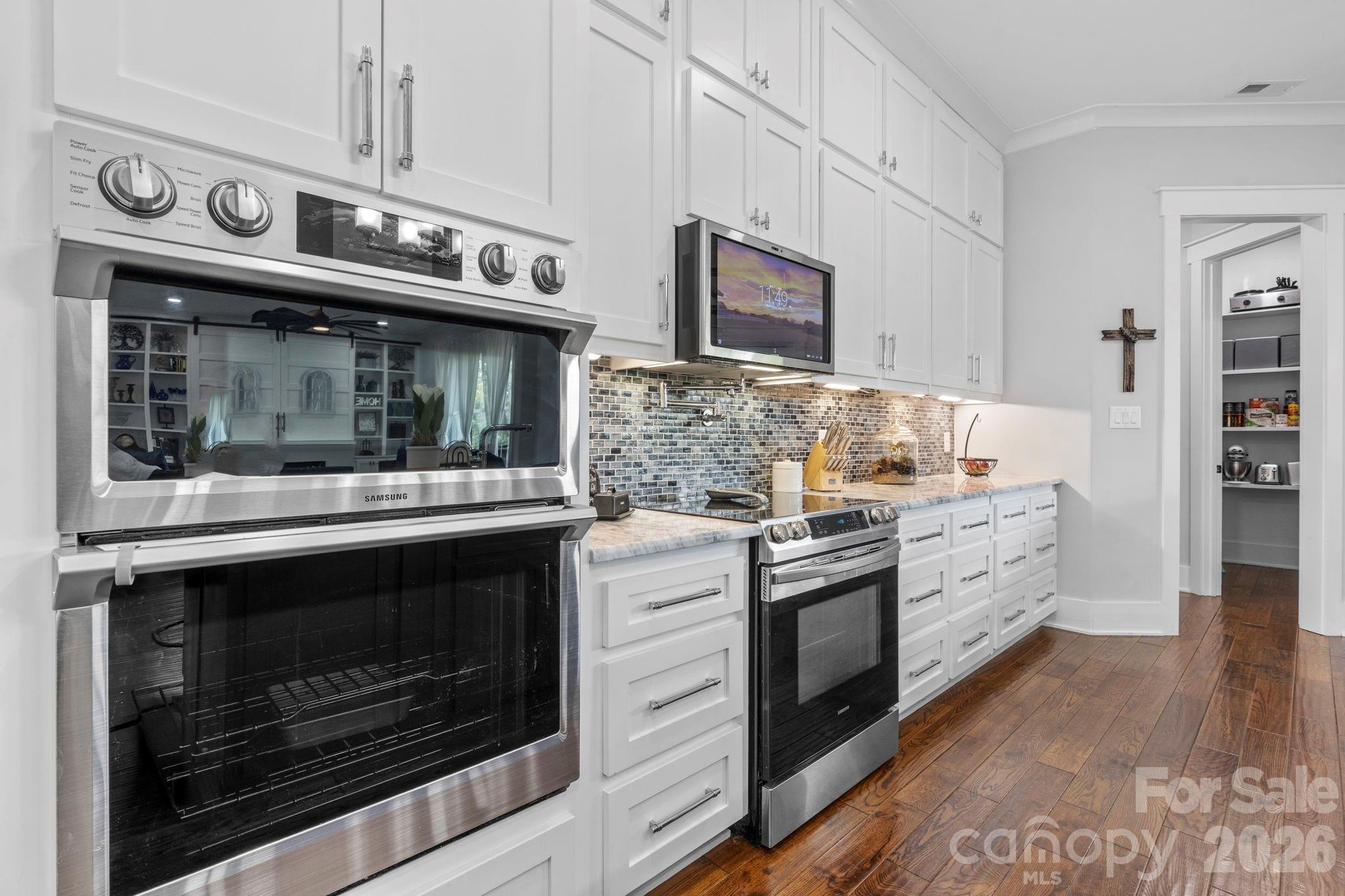 5780 W Hwy 10 Highway — Hickory