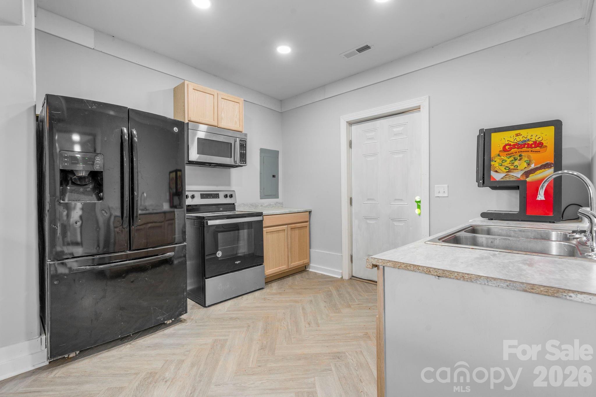5780 W Hwy 10 Highway — Hickory