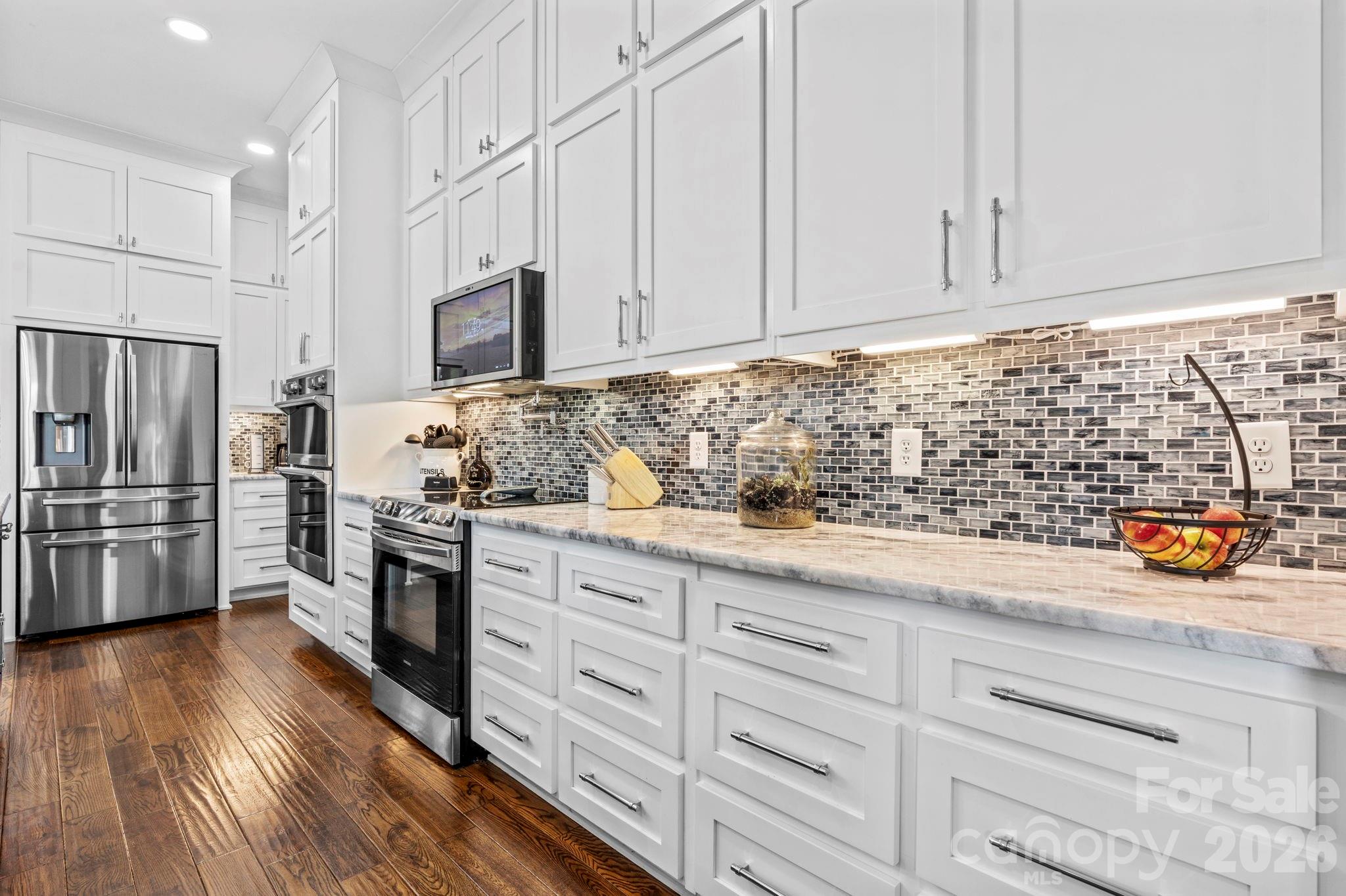 5780 W Hwy 10 Highway — Hickory
