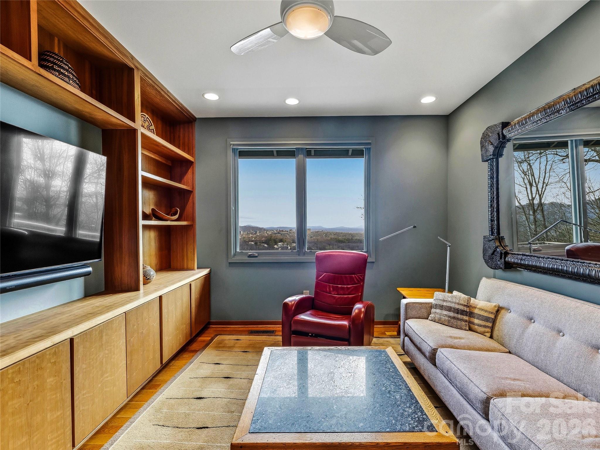 102 Horizon Hill Road — Asheville