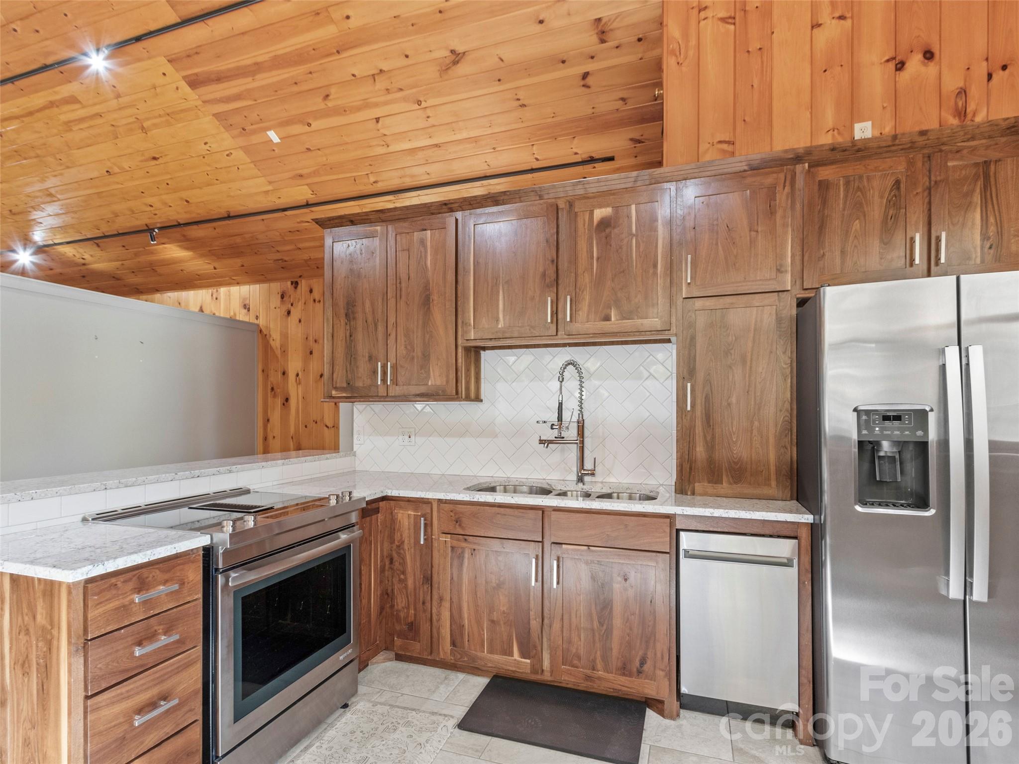 191 N Fork Road — Burnsville
